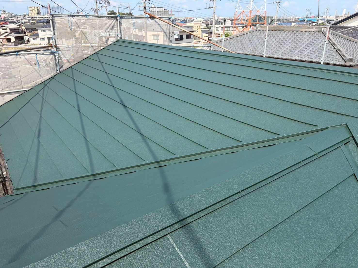 春日井市でスーパーガルテクトの屋根カバー工法を施工した屋根
