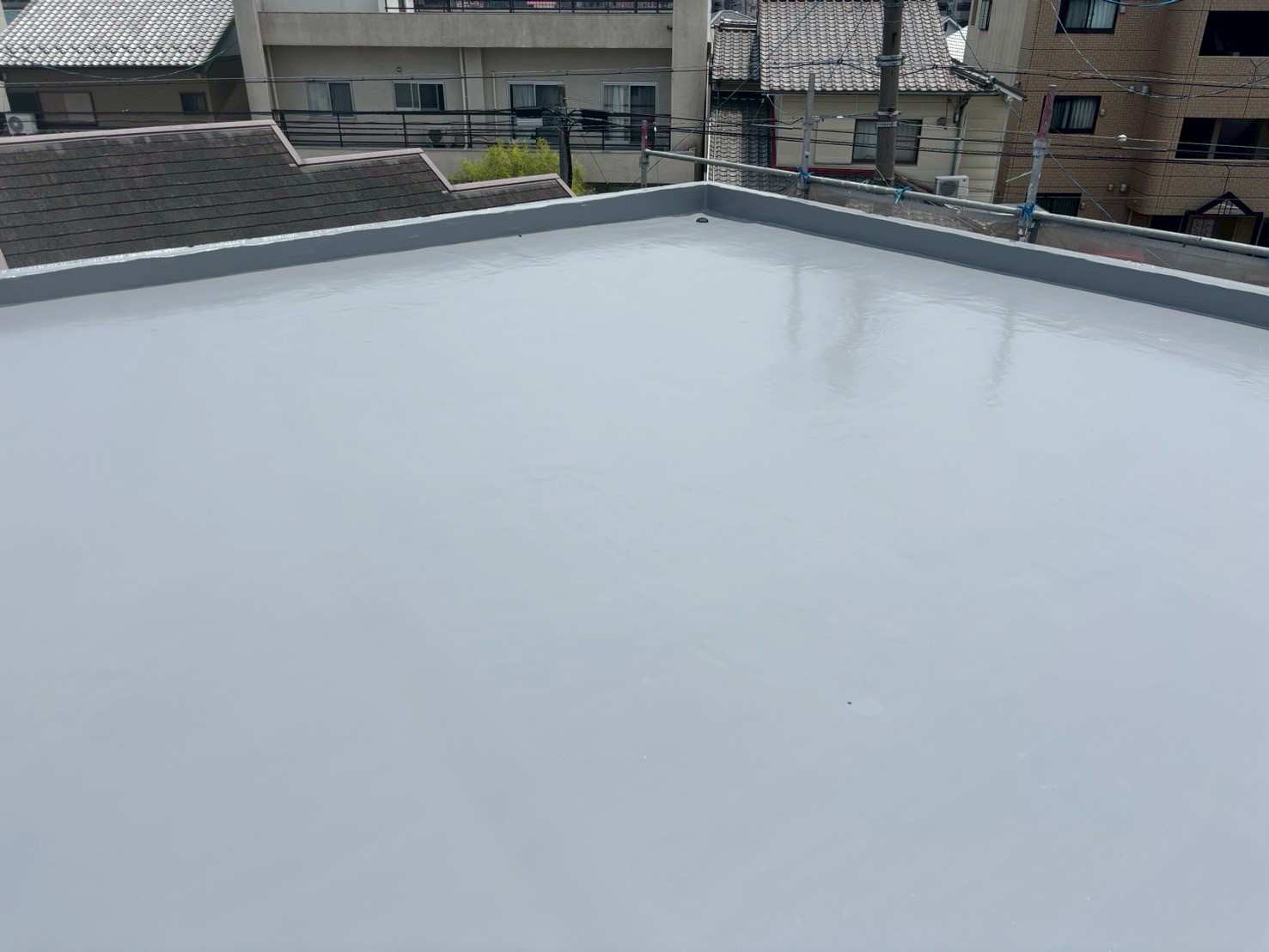施工完了後の全景写真 　「防水工事完了後の陸屋根。滑らかで光沢のある仕上がり。」