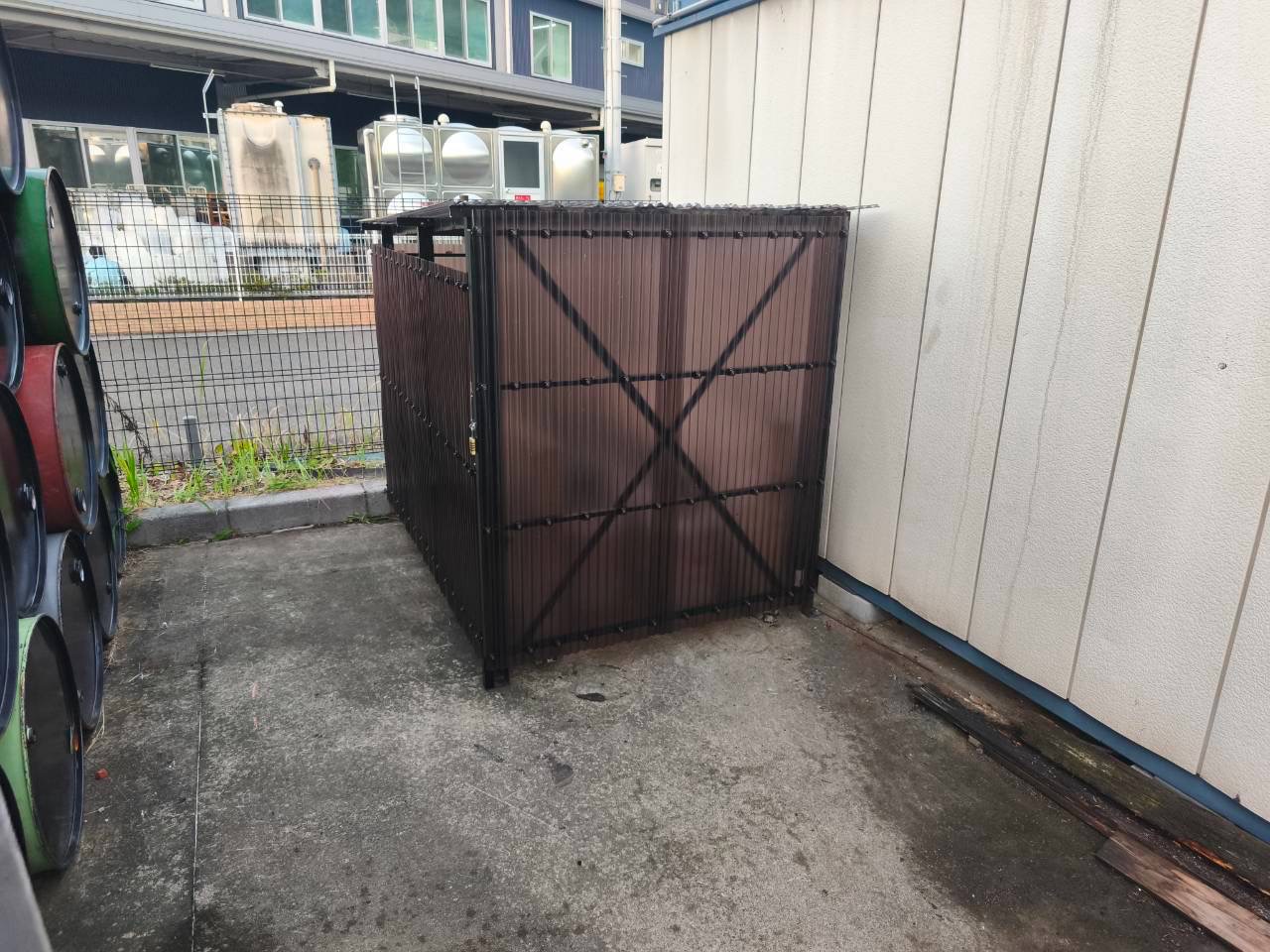 犬山市の工場でプロパンガス置き場にポリカ波板を設置しアルミ製下地を追加した施工事例