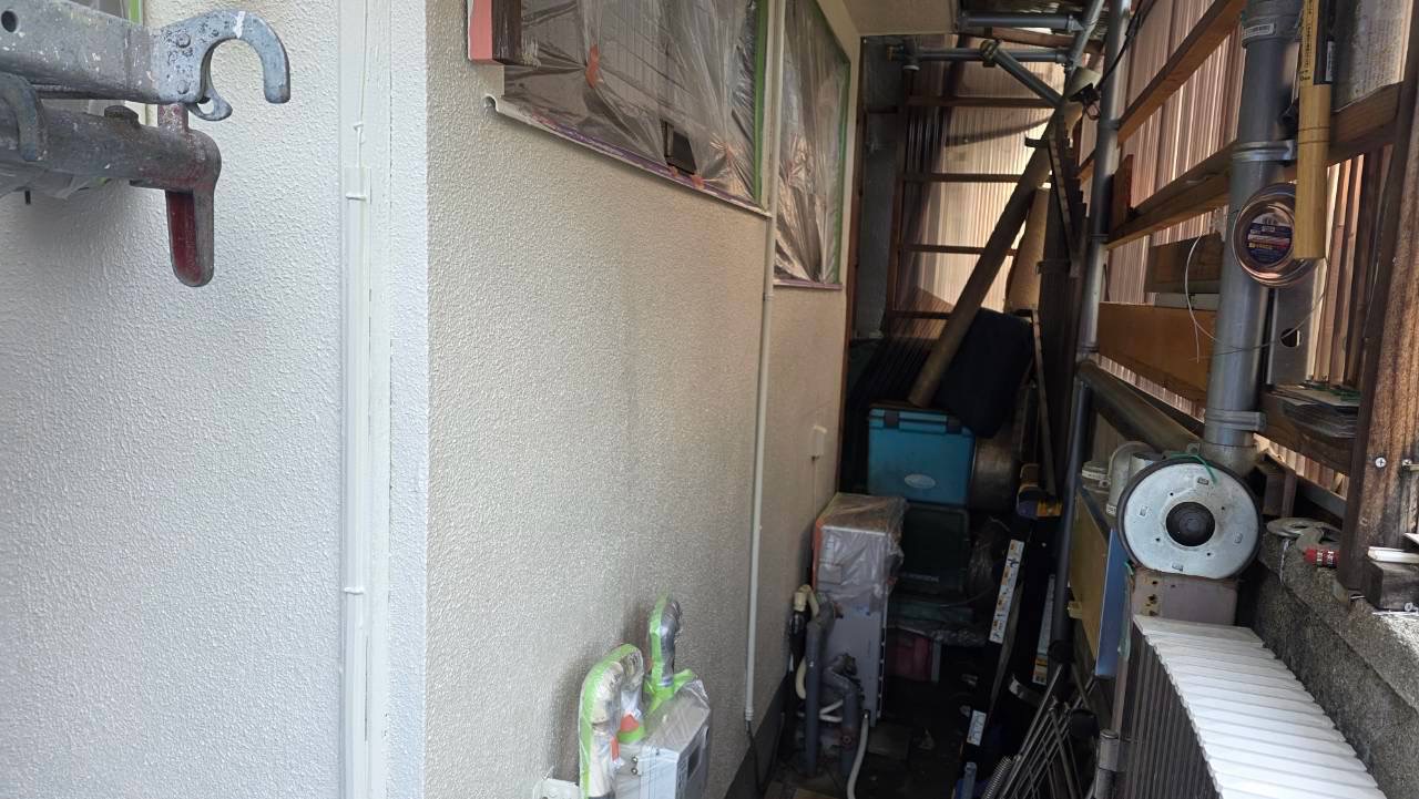 春日井市で外壁塗装の中塗りを行っている様子