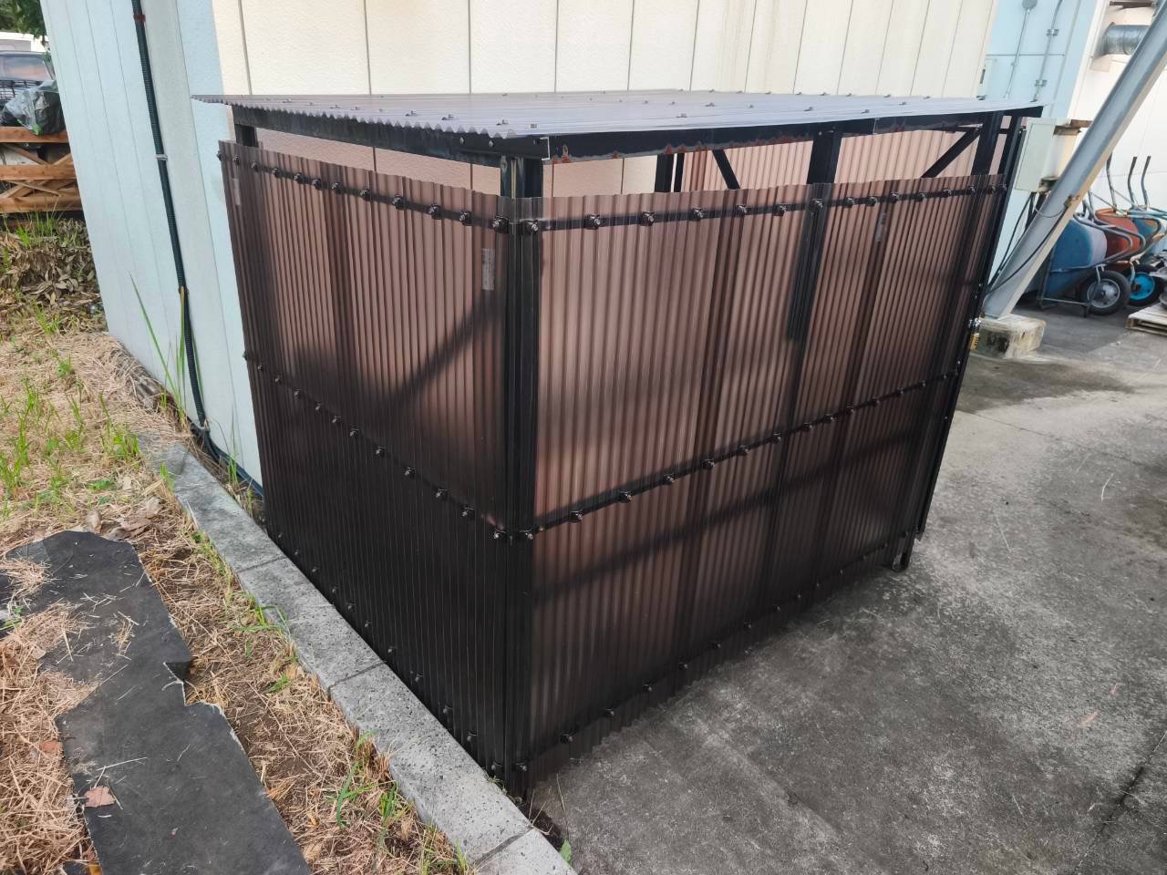 犬山市の工場でプロパンガス置き場にポリカ波板を設置しアルミ製下地を追加した施工事例