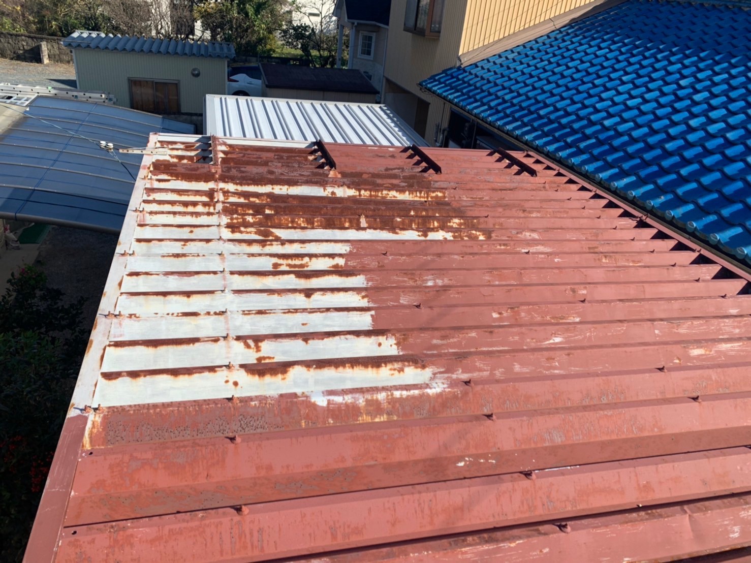 屋根全景とチョーキングのアップ