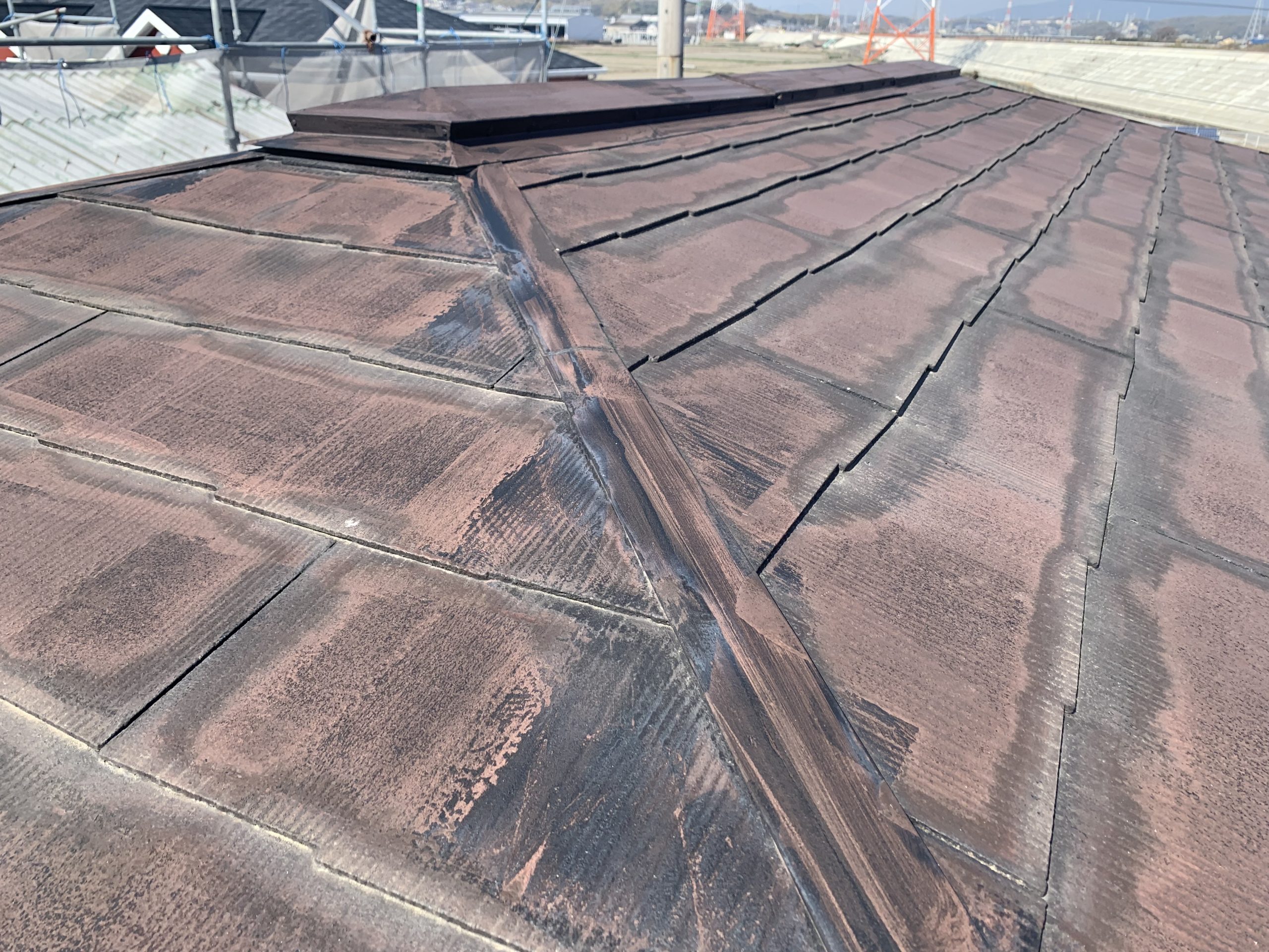 屋根全景・色褪せ状態・チョーキング写真