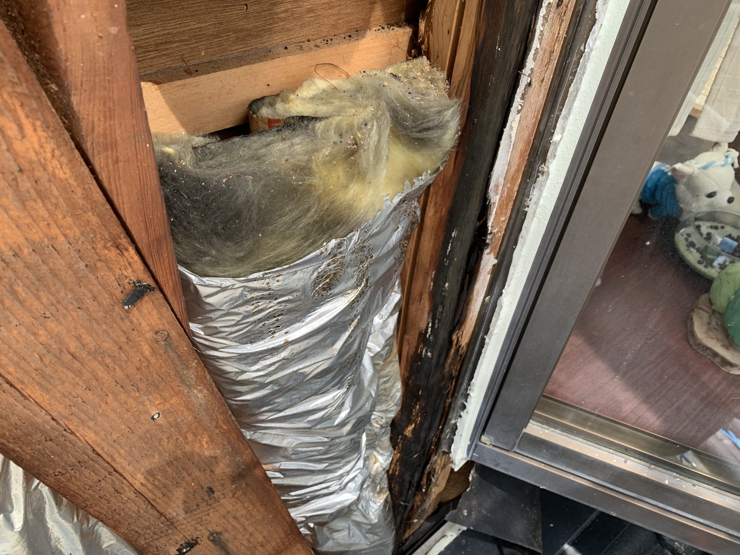 外壁と出窓の取り合いから雨漏り