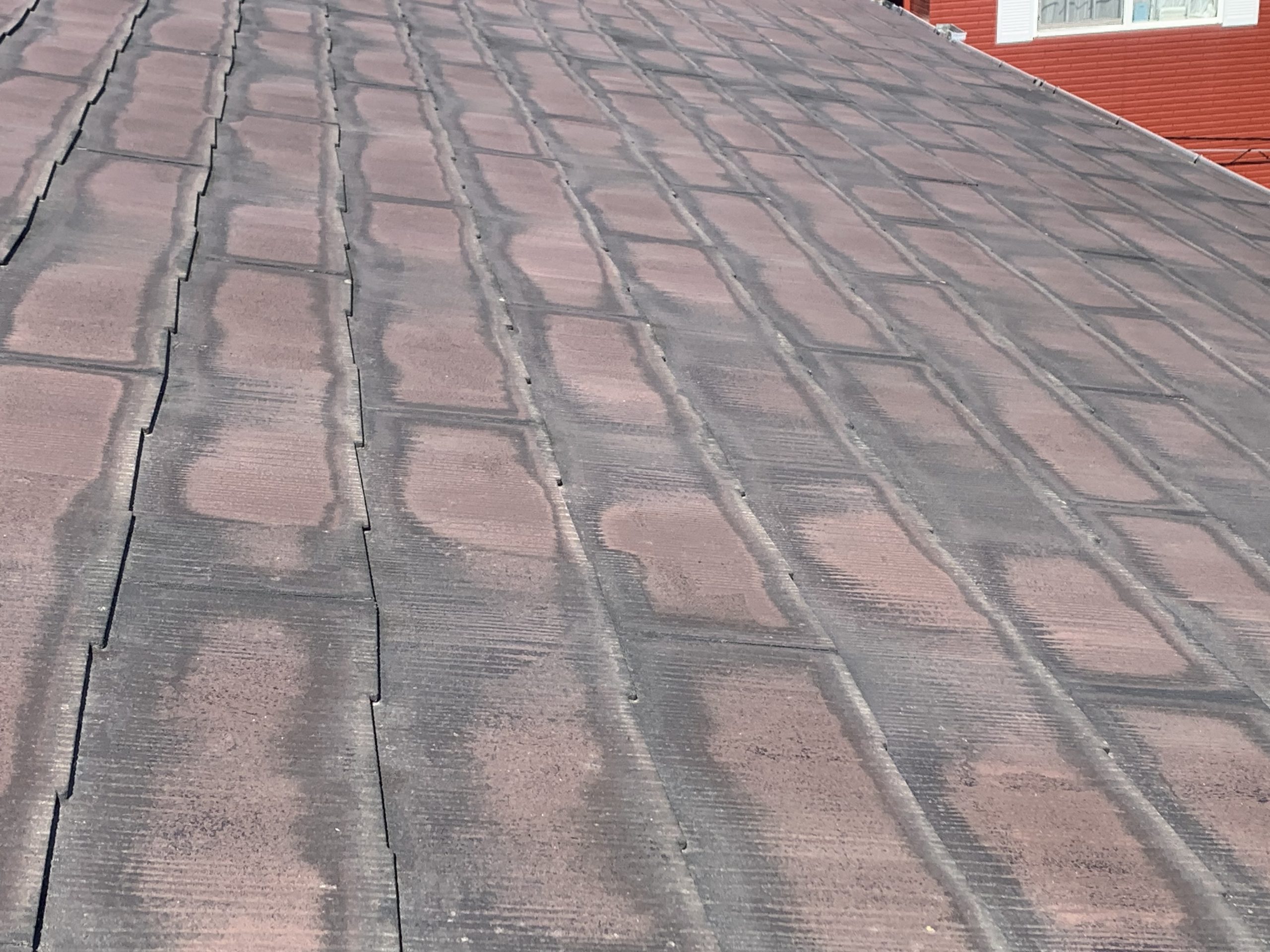 屋根全景・色褪せ状態・チョーキング写真