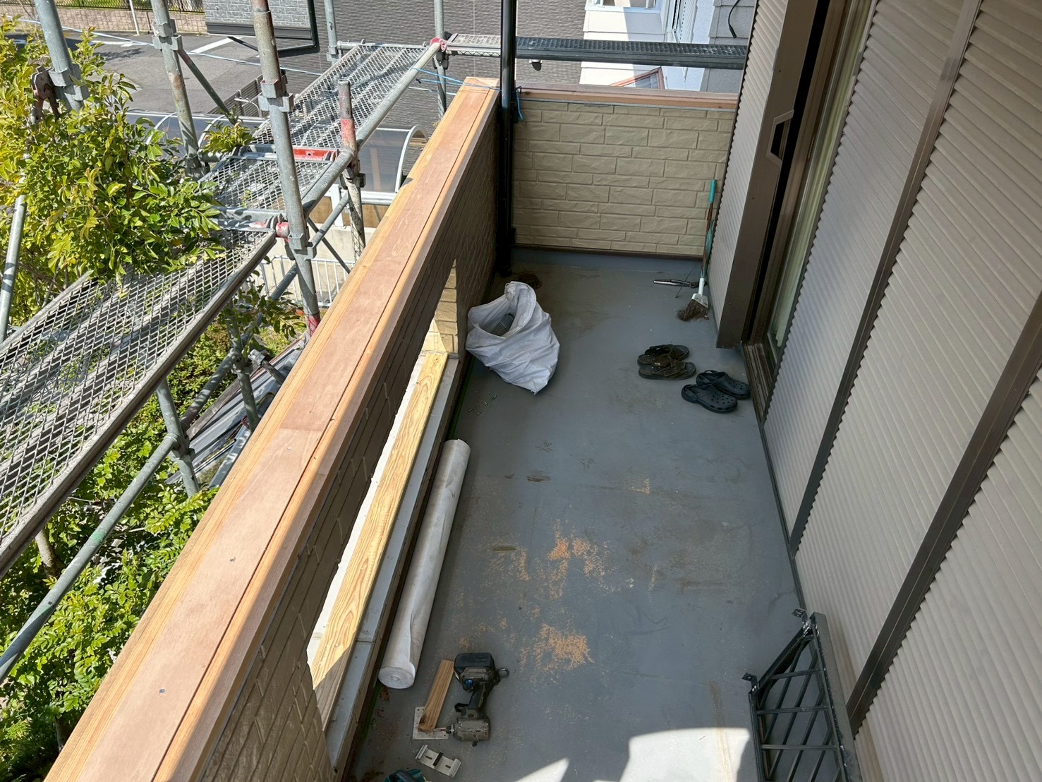 新しい下地材に交換している施工中の様子春日井市