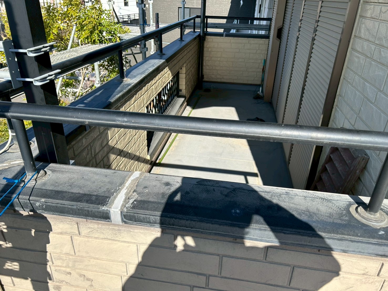 ベランダ笠木から雨漏りが発生している施工前の状態（春日井市）