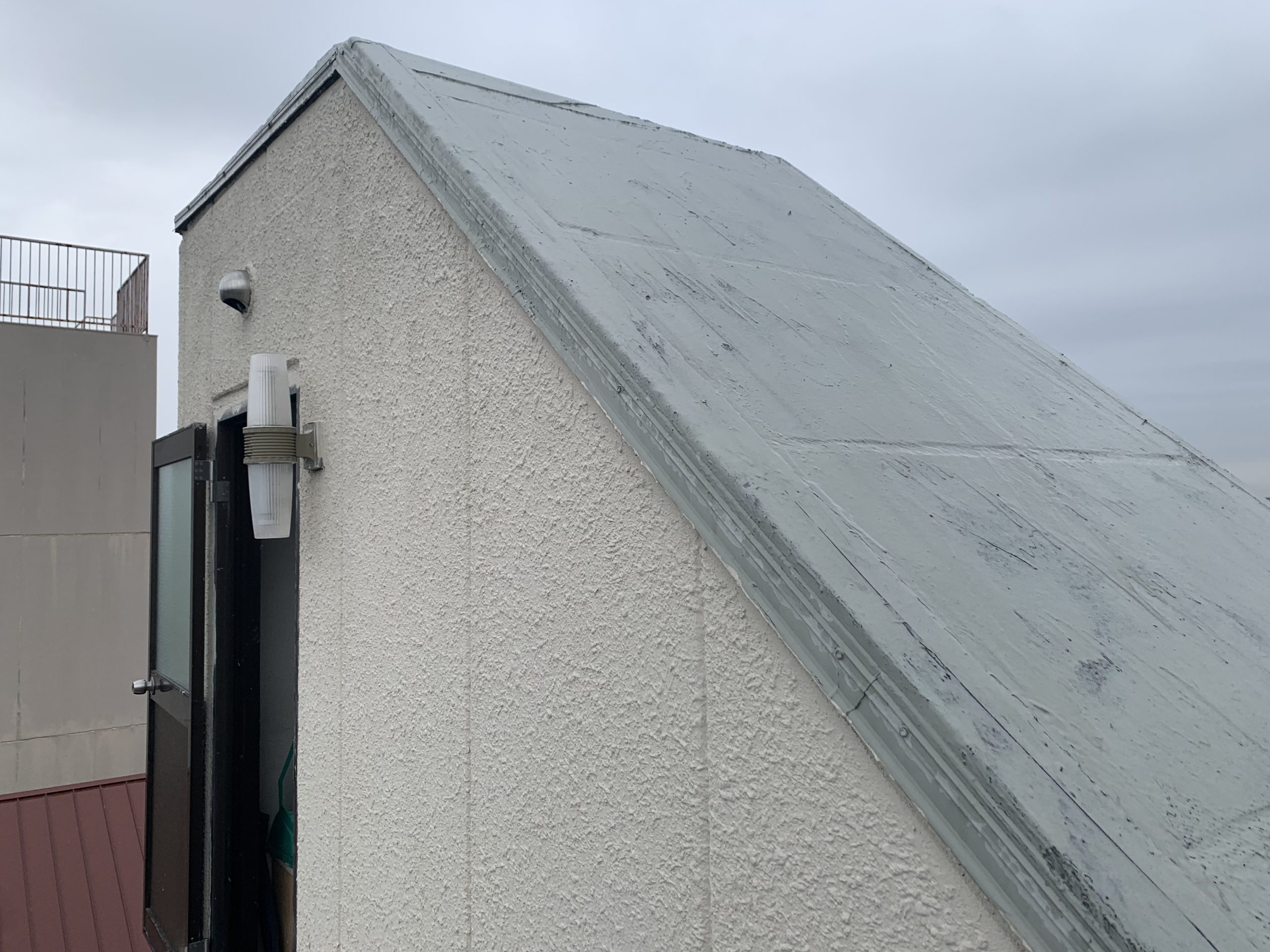 ペントハウス外壁と防水立ち上がり部分の写真