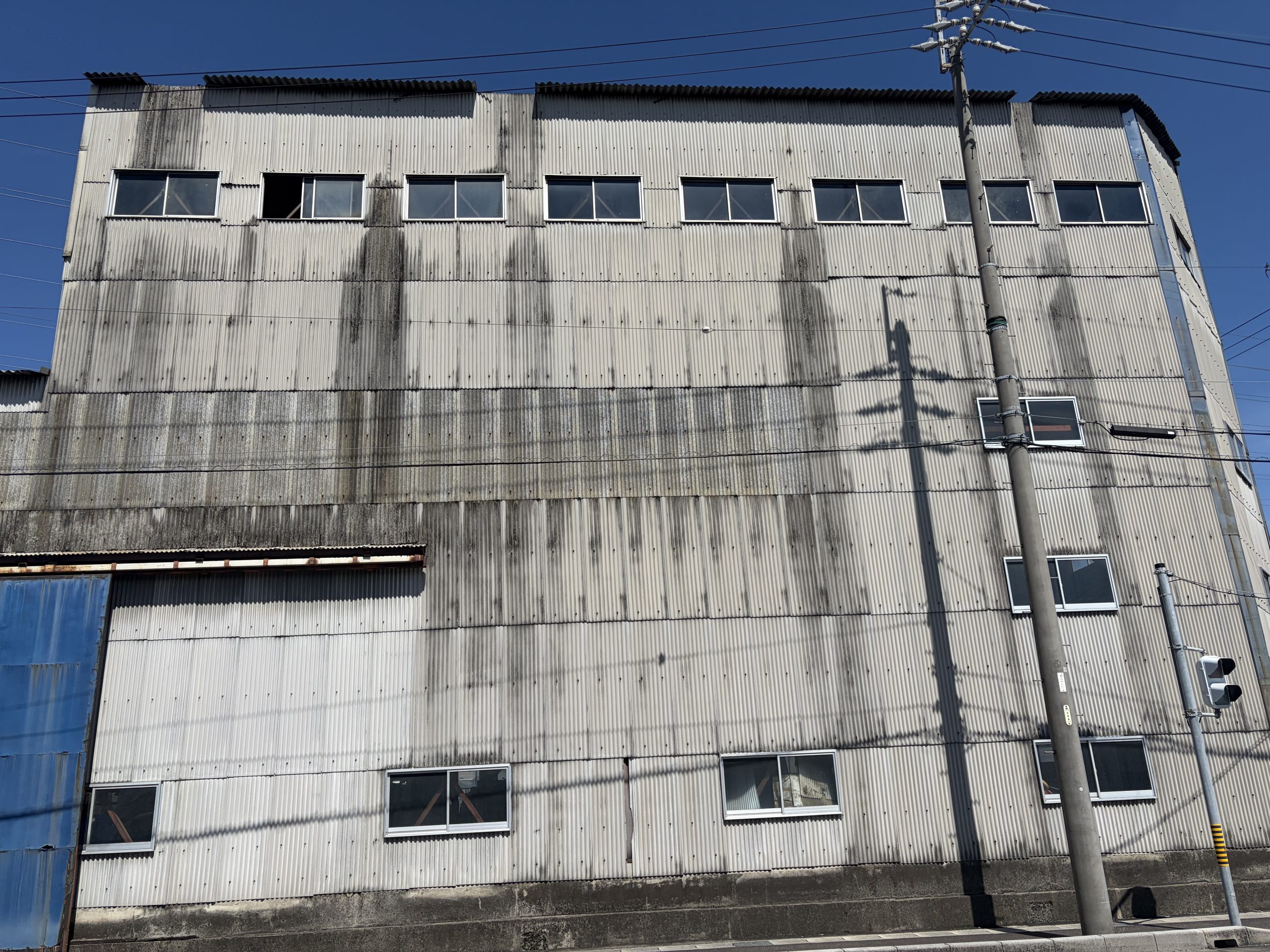 一宮市で台風被害を受けた4階建て倉庫を調査｜ドローン点検と火災保険を活用した屋根改修をご提案