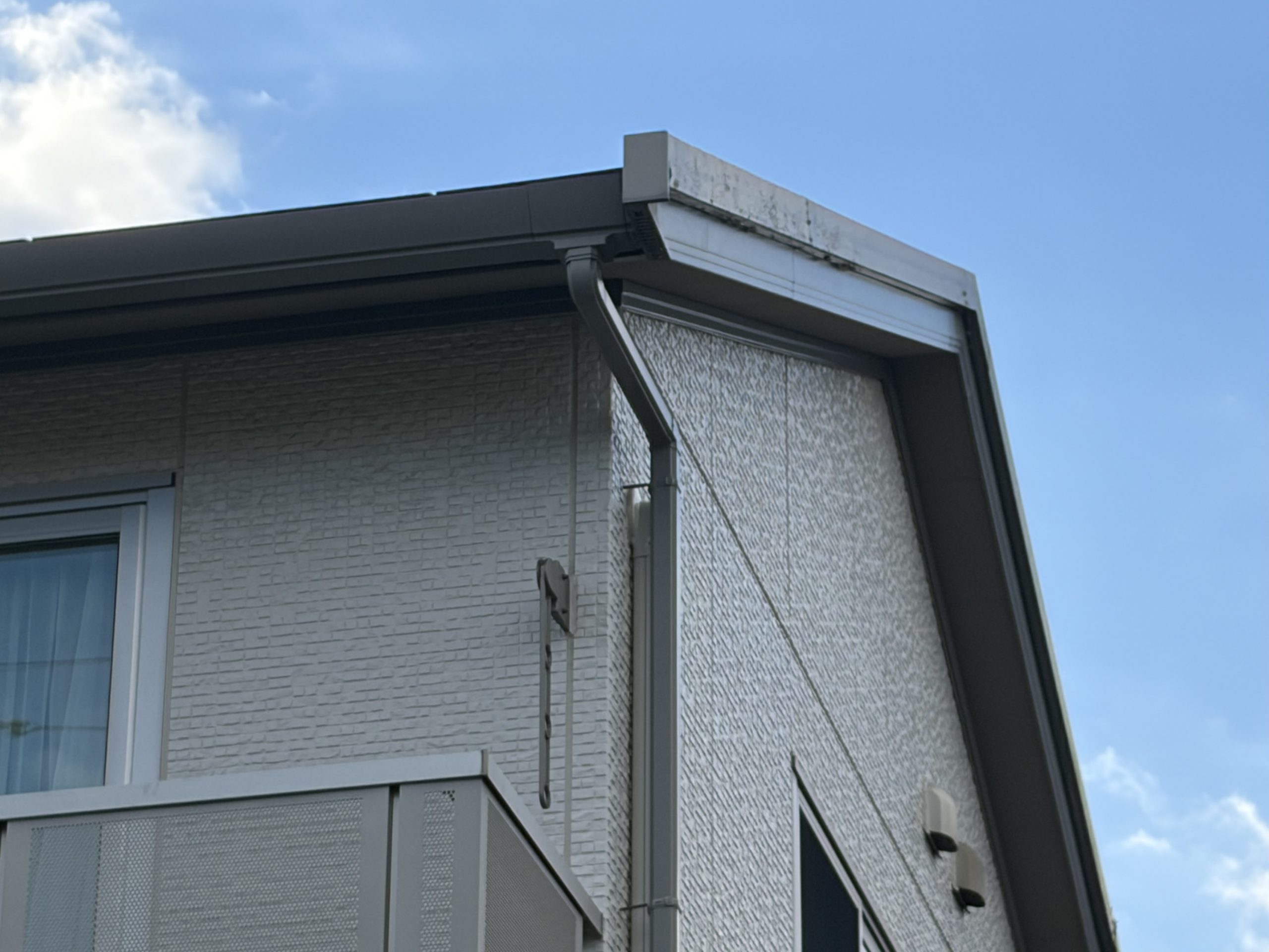 小牧市でダイワハウス住宅のスレート屋根を現地調査している様子