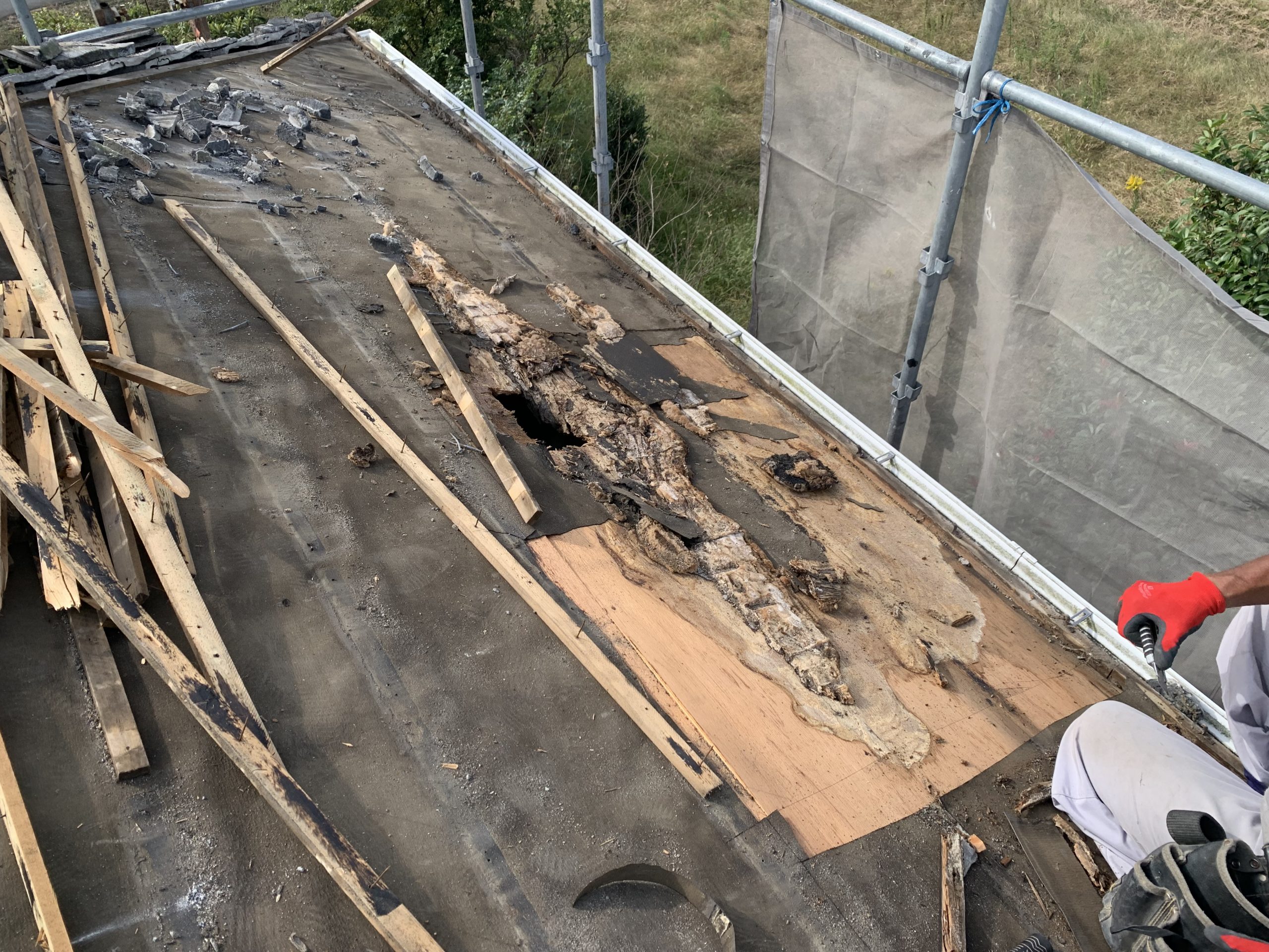 【瀬戸市で屋根塗装をご検討中の方へ】屋根材別の適切な塗料と塗装工程を徹底解説