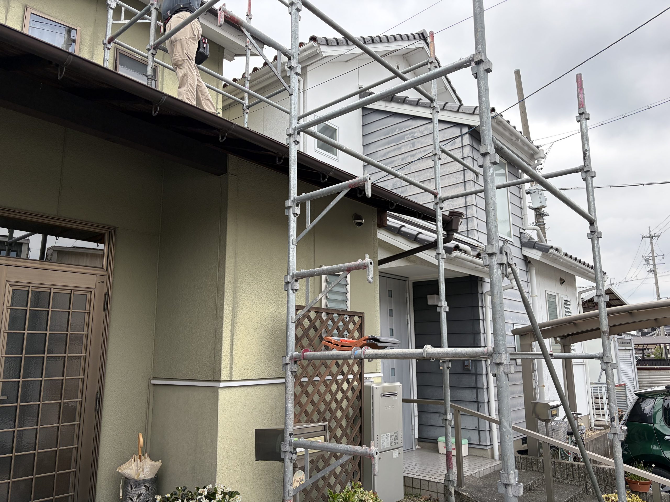 春日井市アンテナが倒れて割れた瓦