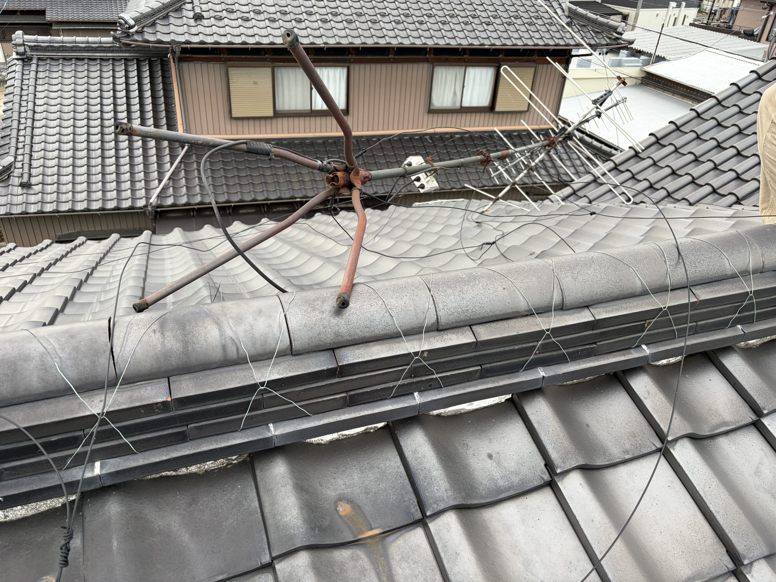 春日井市アンテナが倒れて割れた瓦
