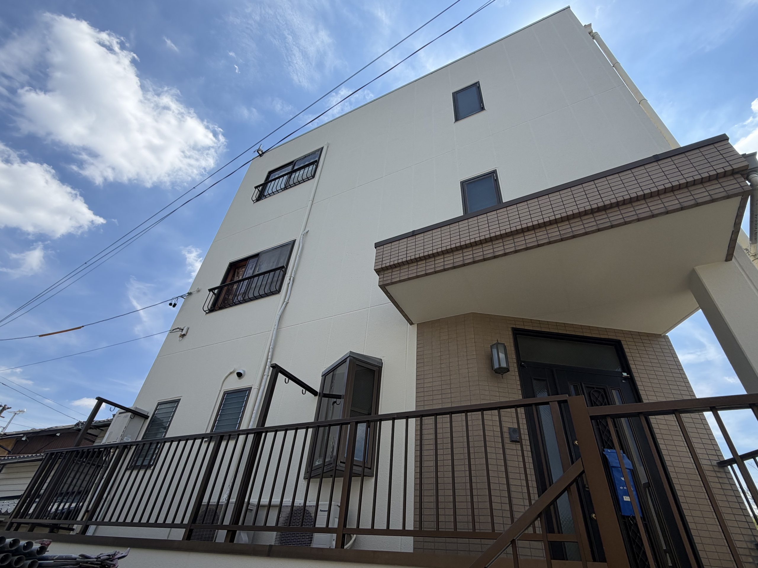 名古屋市守山区の4階建てALC外壁塗装完成後の建物