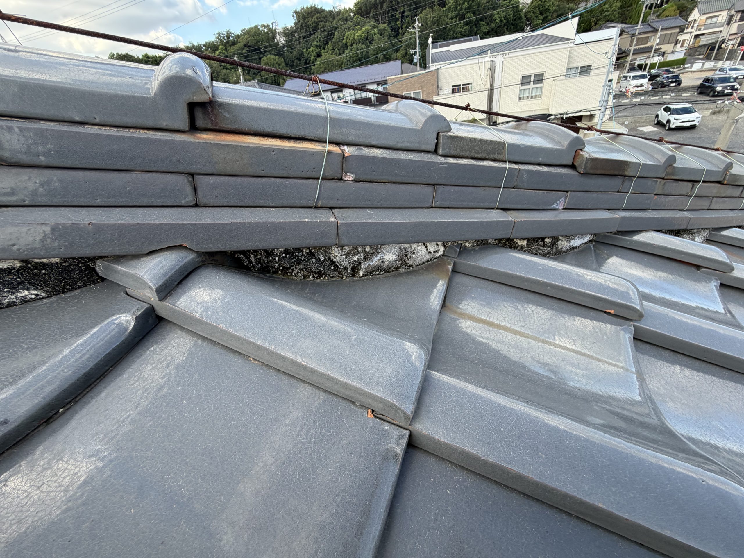 春日井市で既存の棟下漆喰を撤去しモルロックで塗り直す瓦屋根の漆喰工事