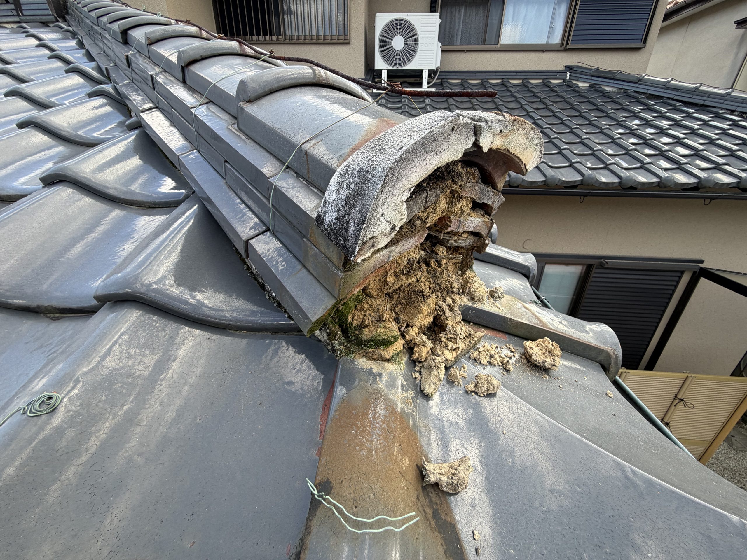 春日井市で既存の棟下漆喰を撤去しモルロックで塗り直す瓦屋根の漆喰工事