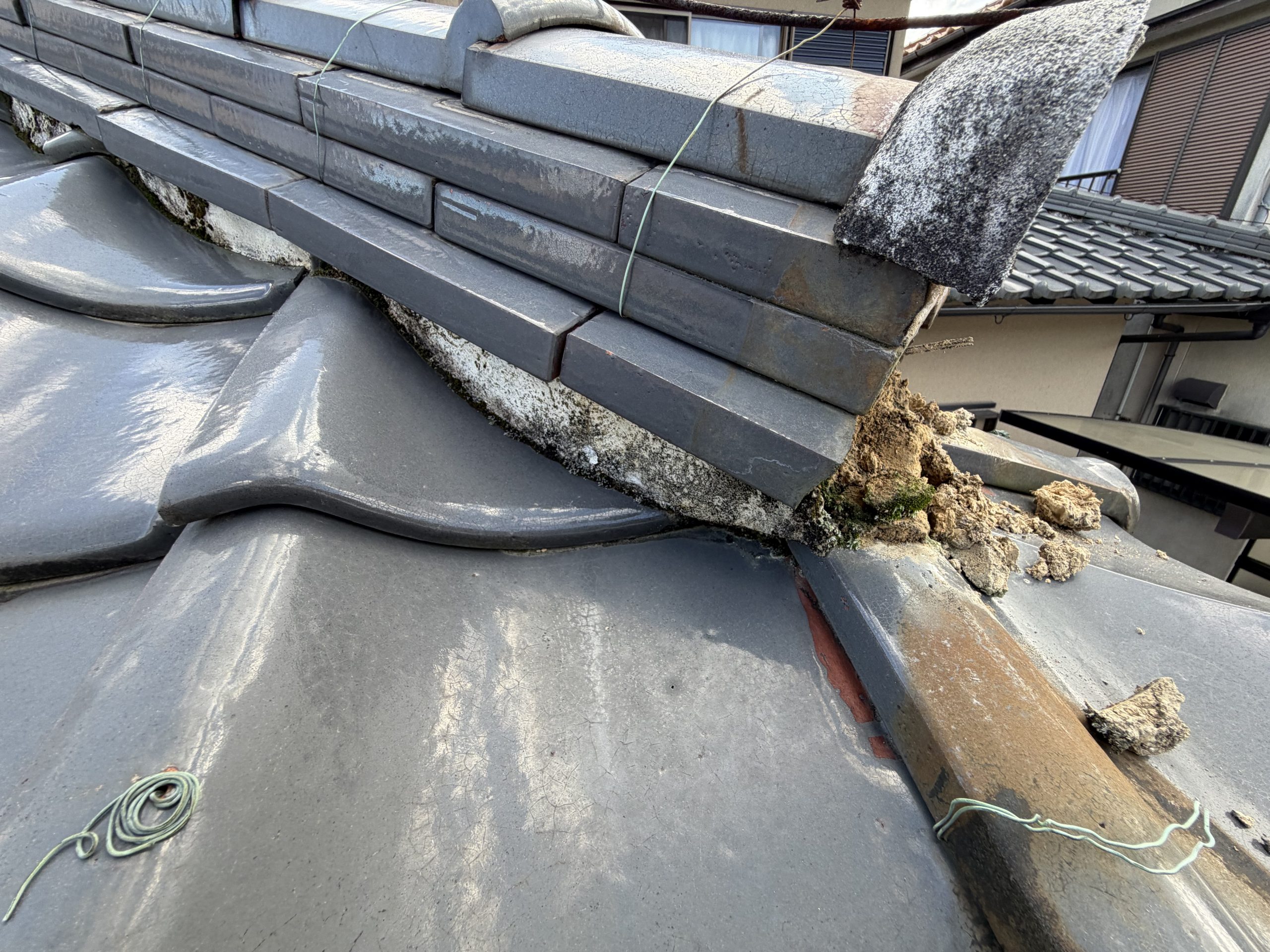 春日井市で既存の棟下漆喰を撤去しモルロックで塗り直す瓦屋根の漆喰工事