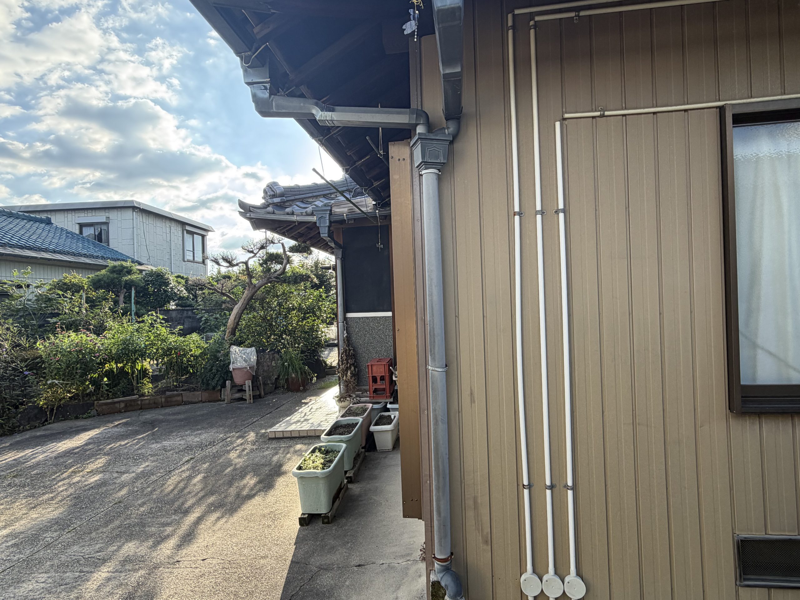 春日井市で竪樋の詰まりによる水漏れを解消するため、軒樋・集水器・竪樋と金具を一部交換した雨樋工事