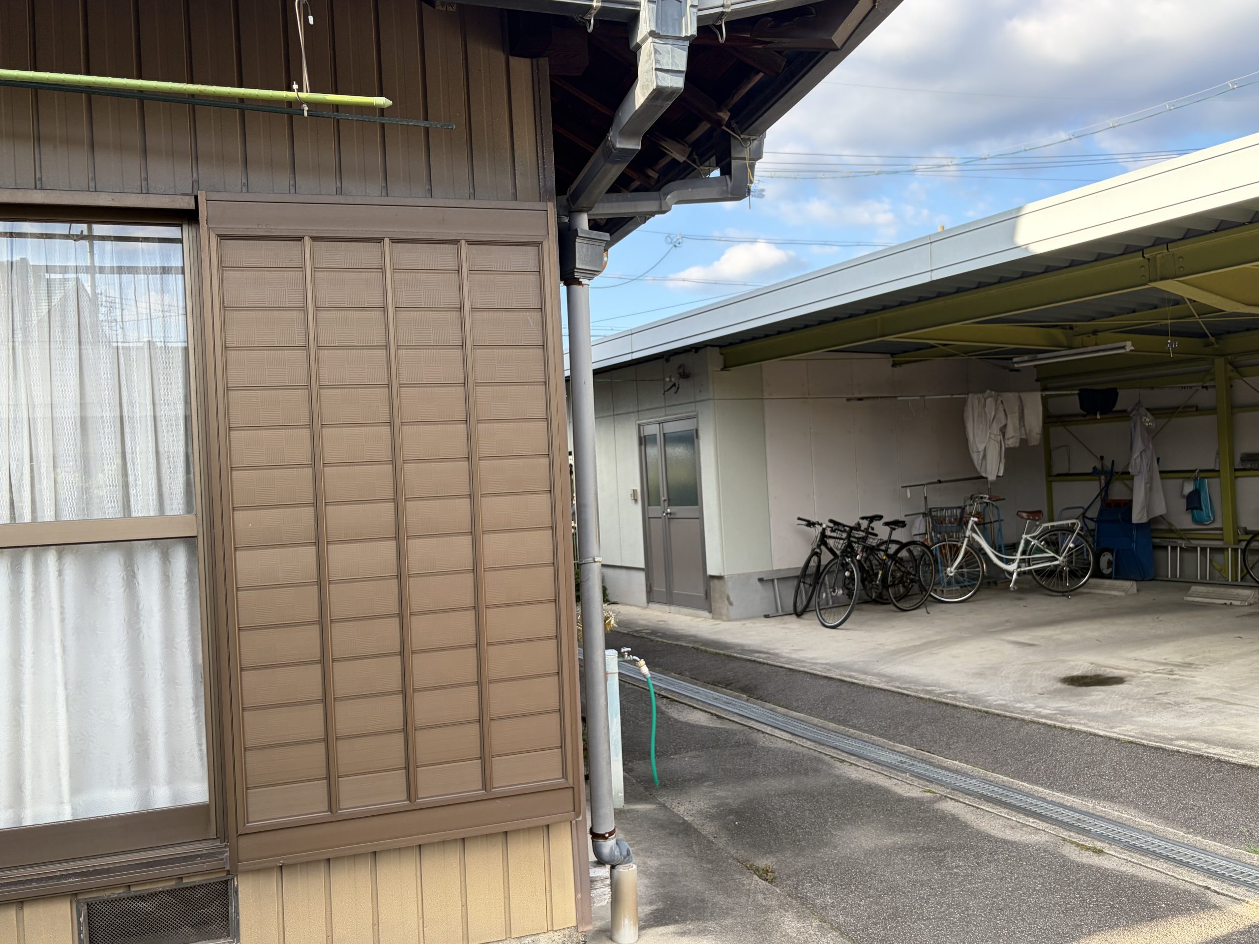 春日井市で竪樋の詰まりによる水漏れを解消するため、軒樋・集水器・竪樋と金具を一部交換した雨樋工事