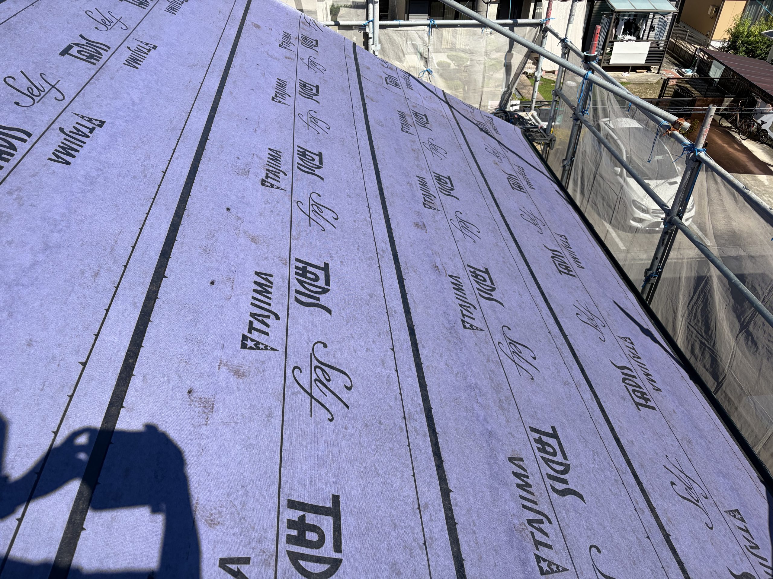 春日井市の屋根リフォームで使用するタジマのタディス粘着式ルーフィング