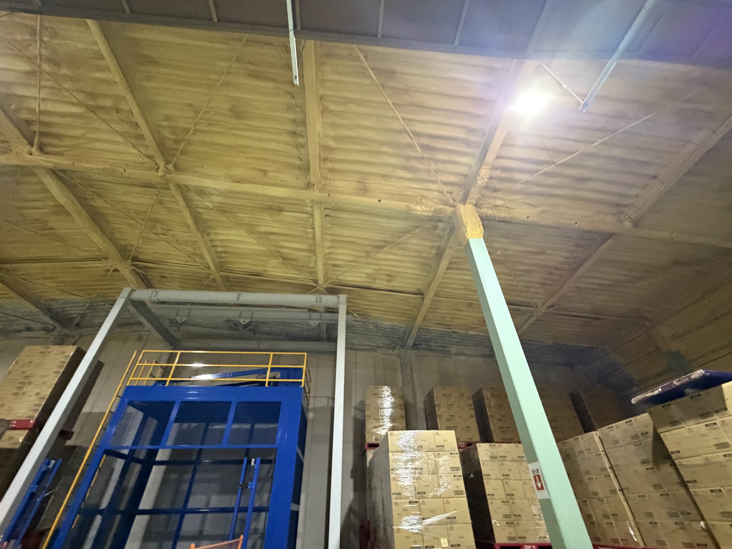 小牧市の大型物流倉庫で雨漏り調査を行った折板屋根。屋根全体に発生した錆と棟板金下の納まり不良を確認し、カバー工法をご提案