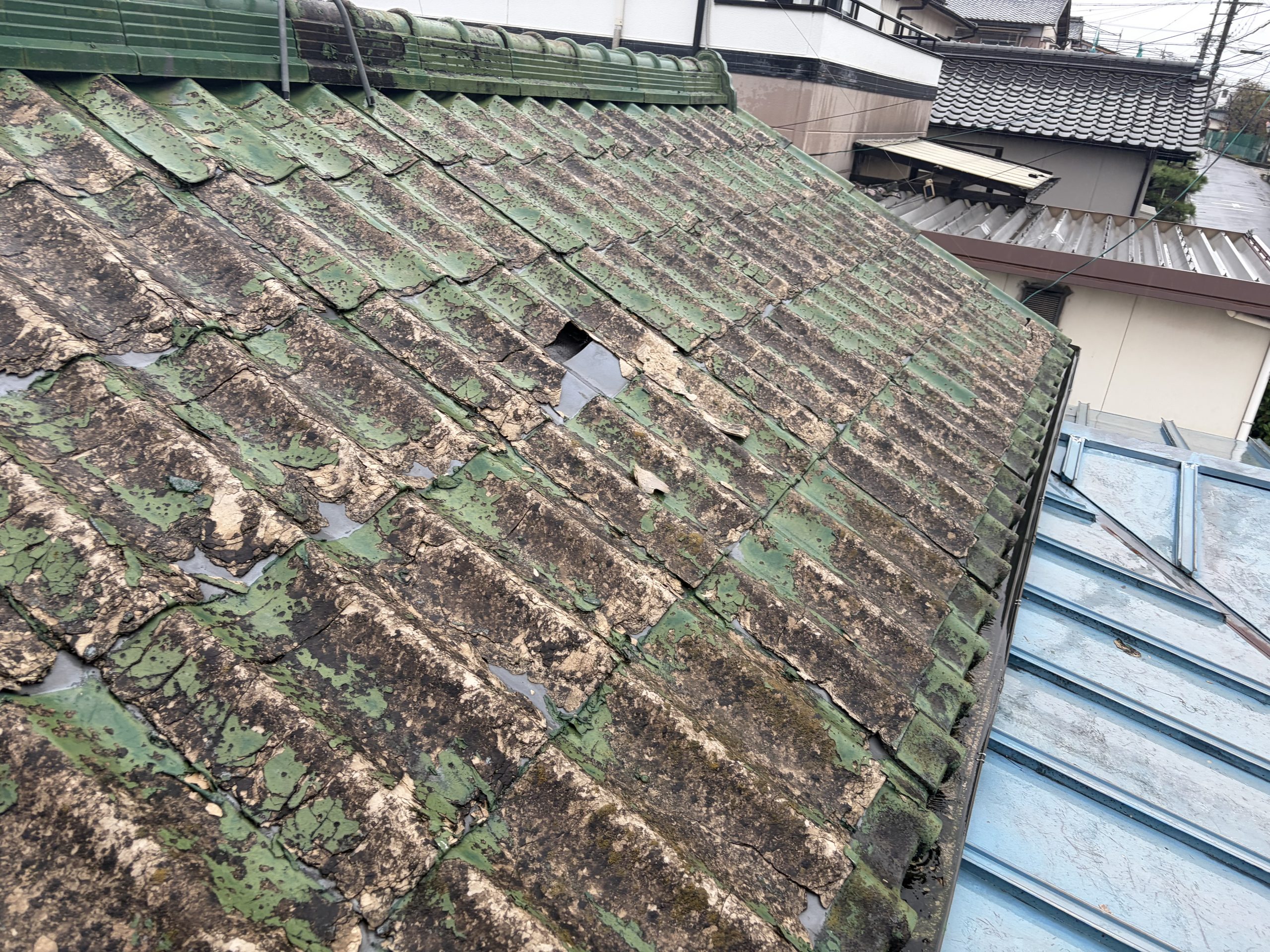 春日井市で雨漏りの現地調査！セキスイかわらUの屋根に穴あきと激しい劣化を確認しました