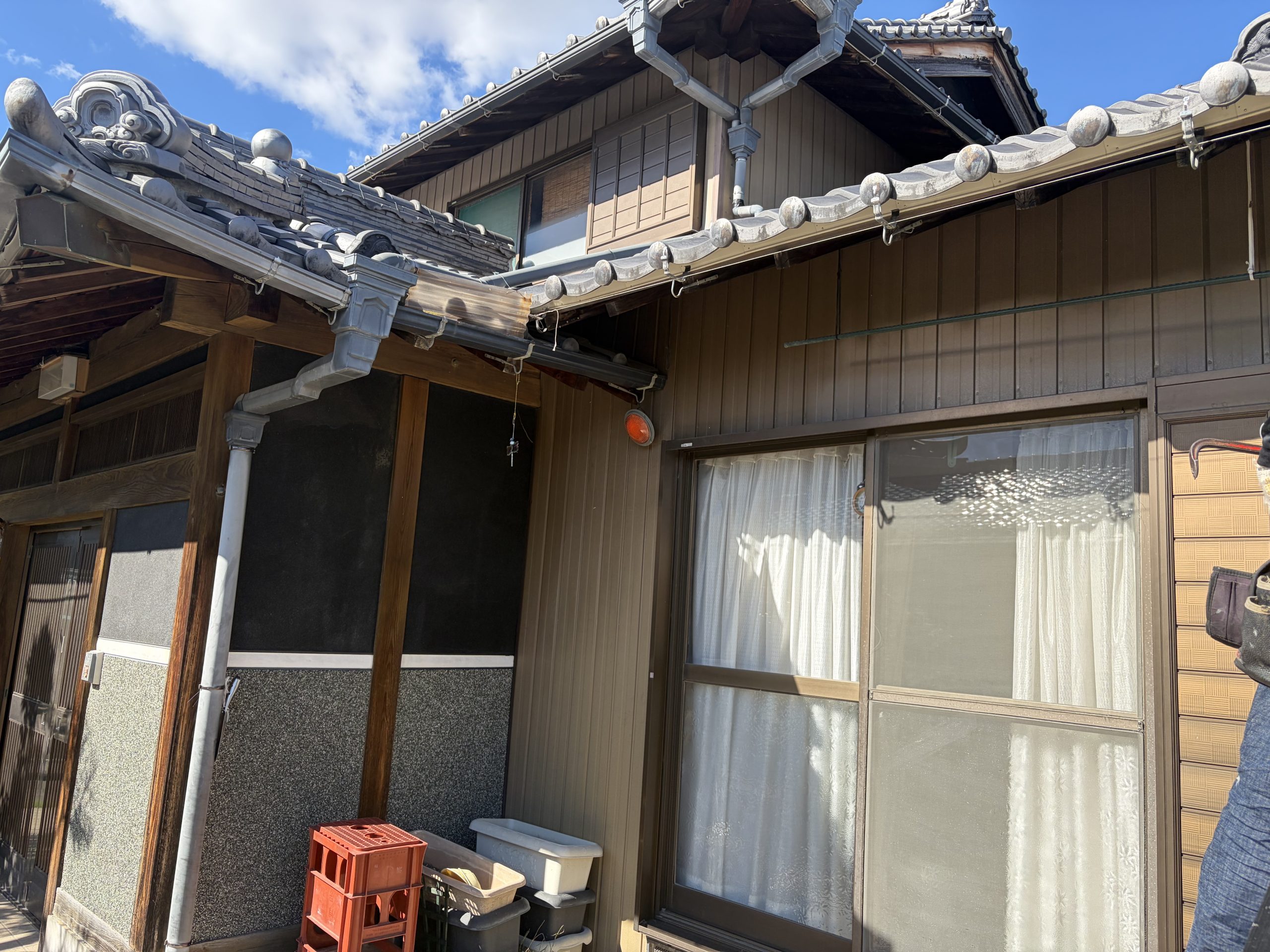 春日井市で竪樋の詰まりによる水漏れを解消するため、軒樋・集水器・竪樋と金具を一部交換した雨樋工事