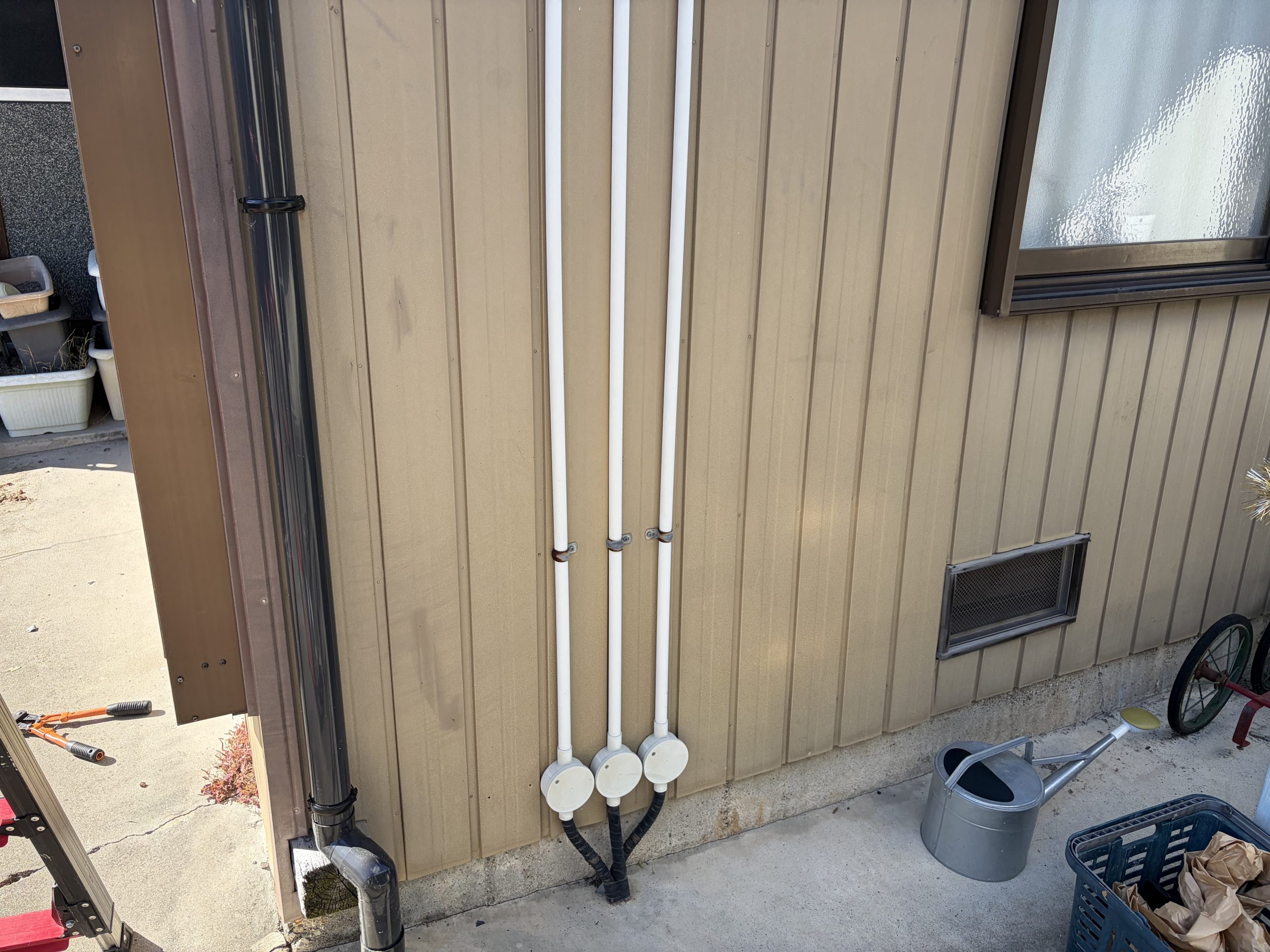 春日井市で竪樋の詰まりによる水漏れを解消するため、軒樋・集水器・竪樋と金具を一部交換した雨樋工事