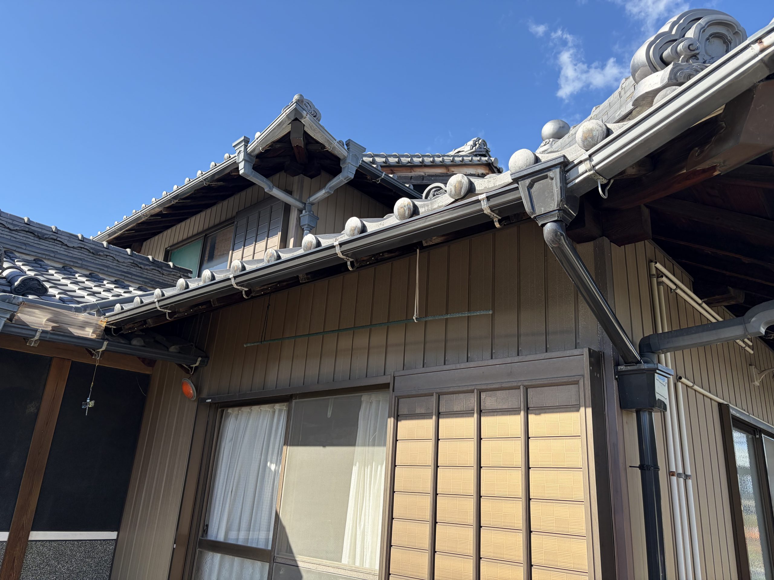 春日井市で竪樋の詰まりによる水漏れを解消するため、軒樋・集水器・竪樋と金具を一部交換した雨樋工事