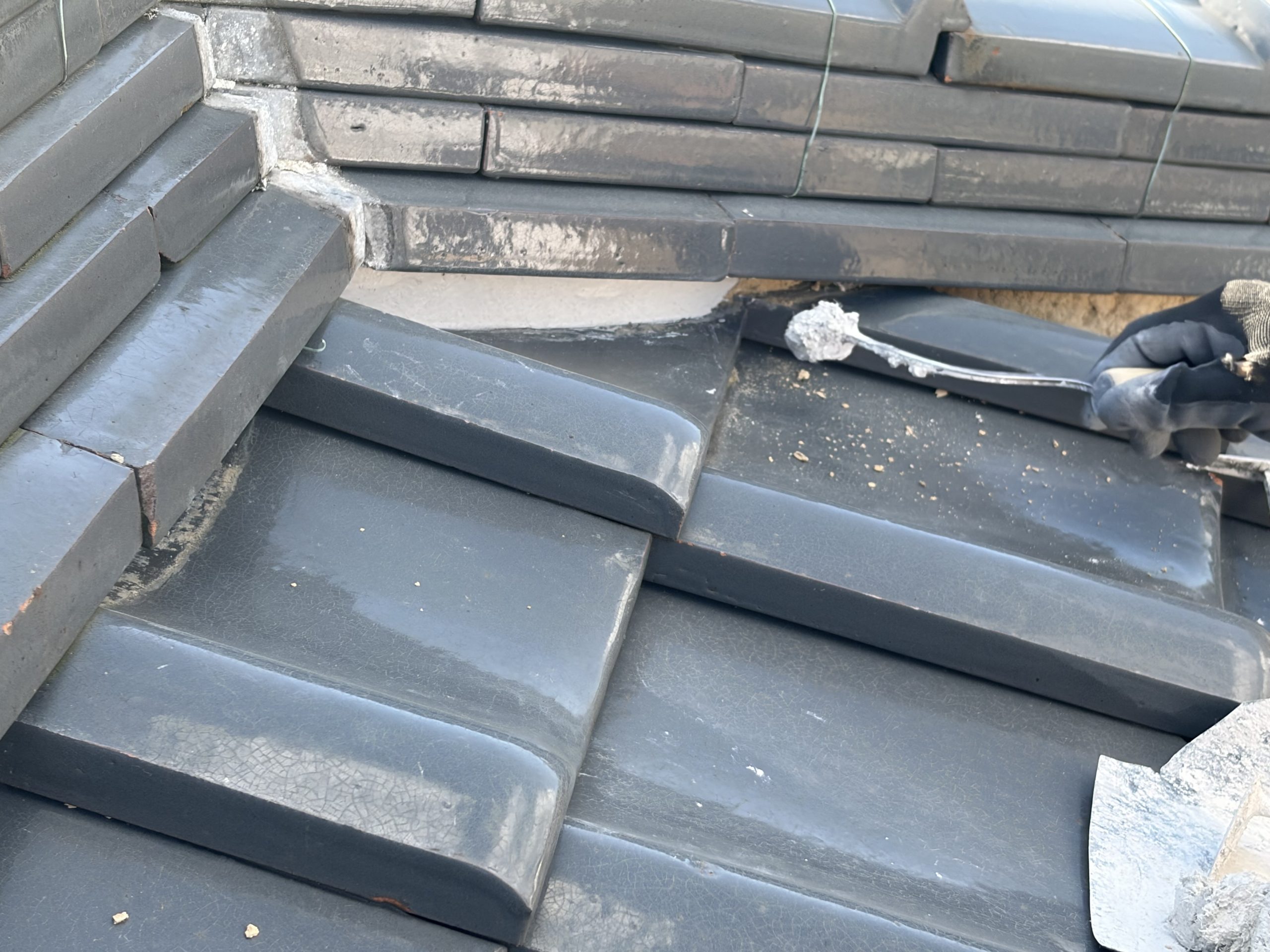 春日井市で既存の棟下漆喰を撤去しモルロックで塗り直す瓦屋根の漆喰工事