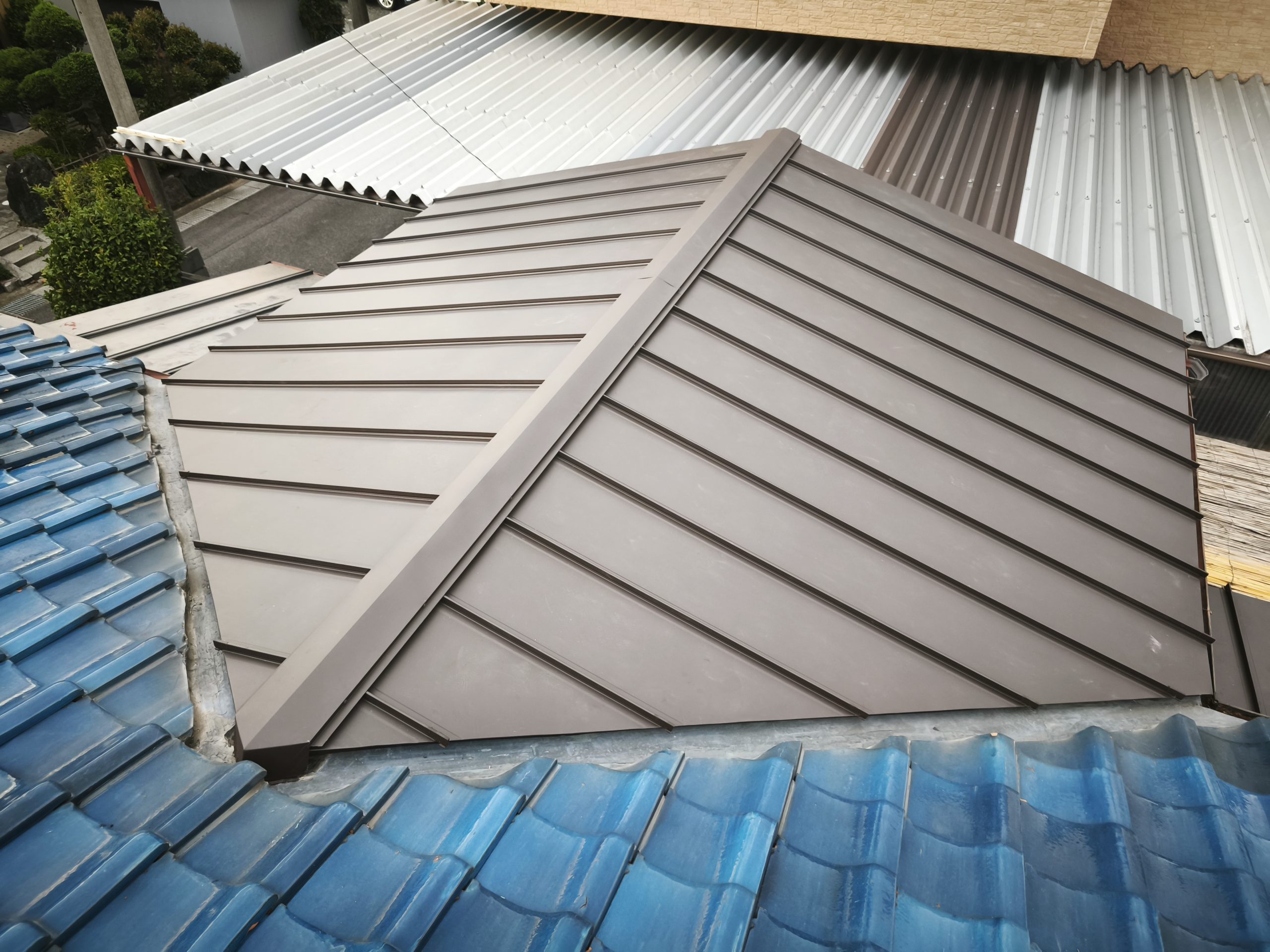 春日井市の皆さまへ腐食したトタン屋根を屋根カバー工法と葺き替えでガルバリウム鋼板で一新