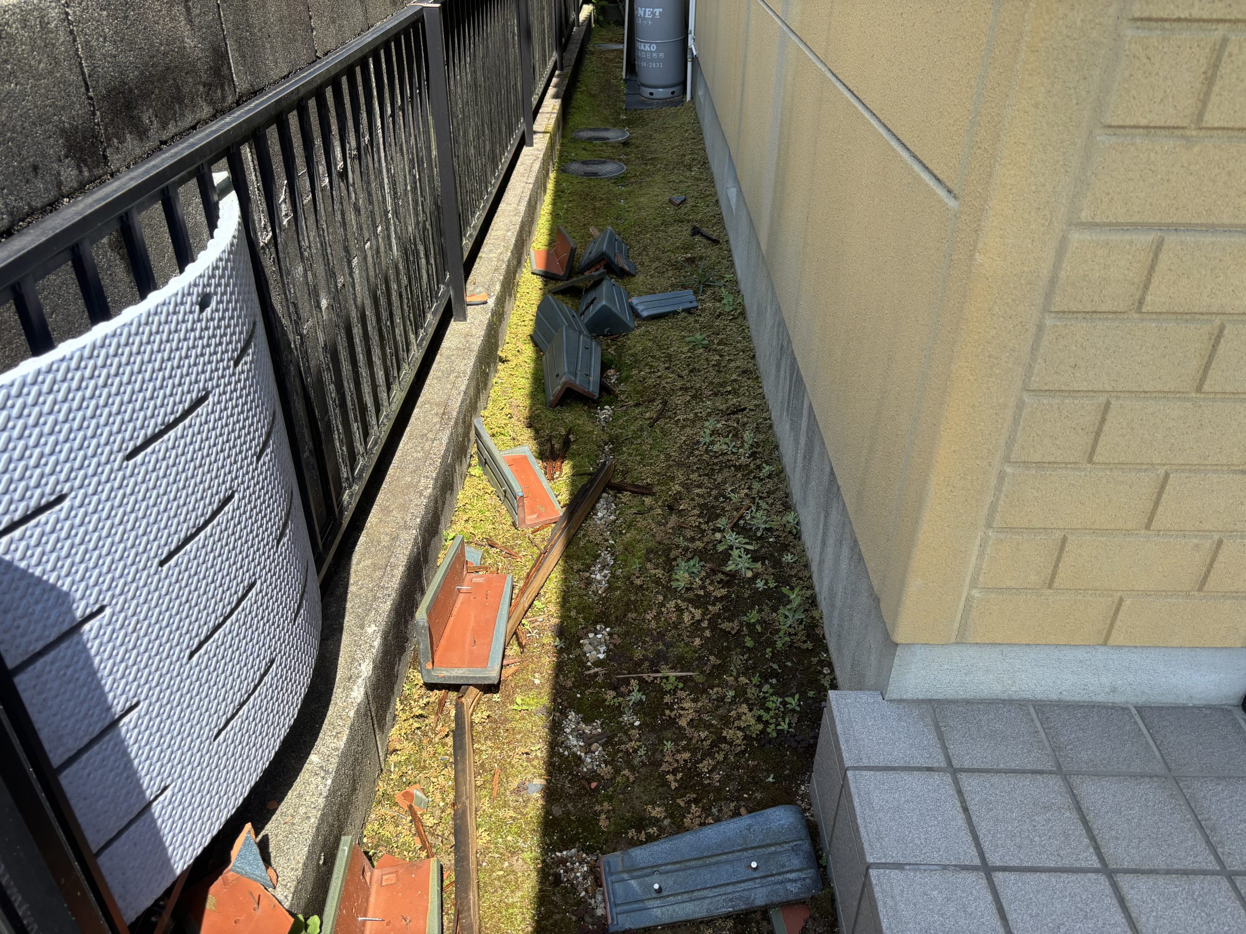 春日井市強風で落下した瓦