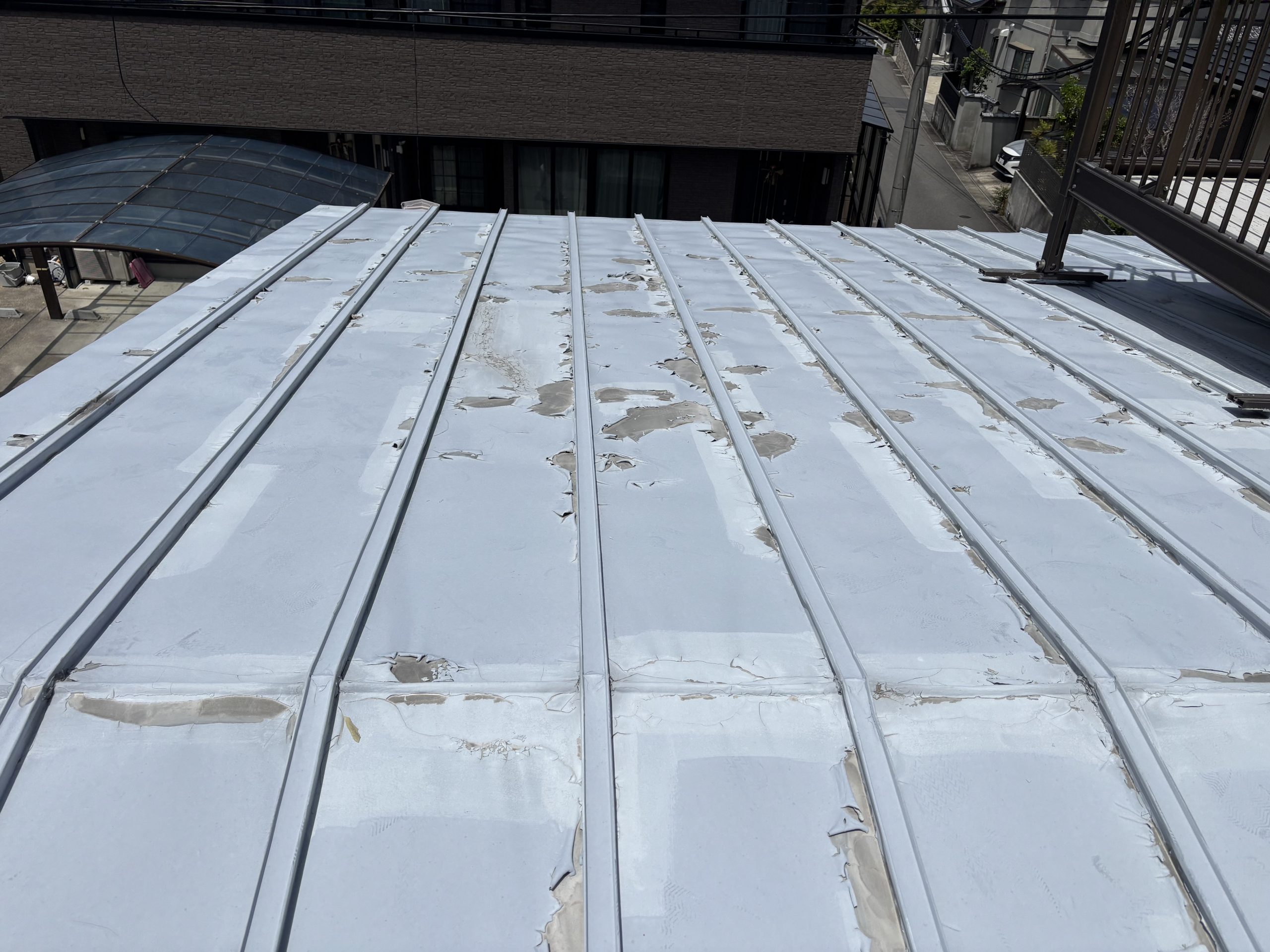 「雨漏りした瀬戸市の瓦棒屋根にカバー工法を施工中の様子」