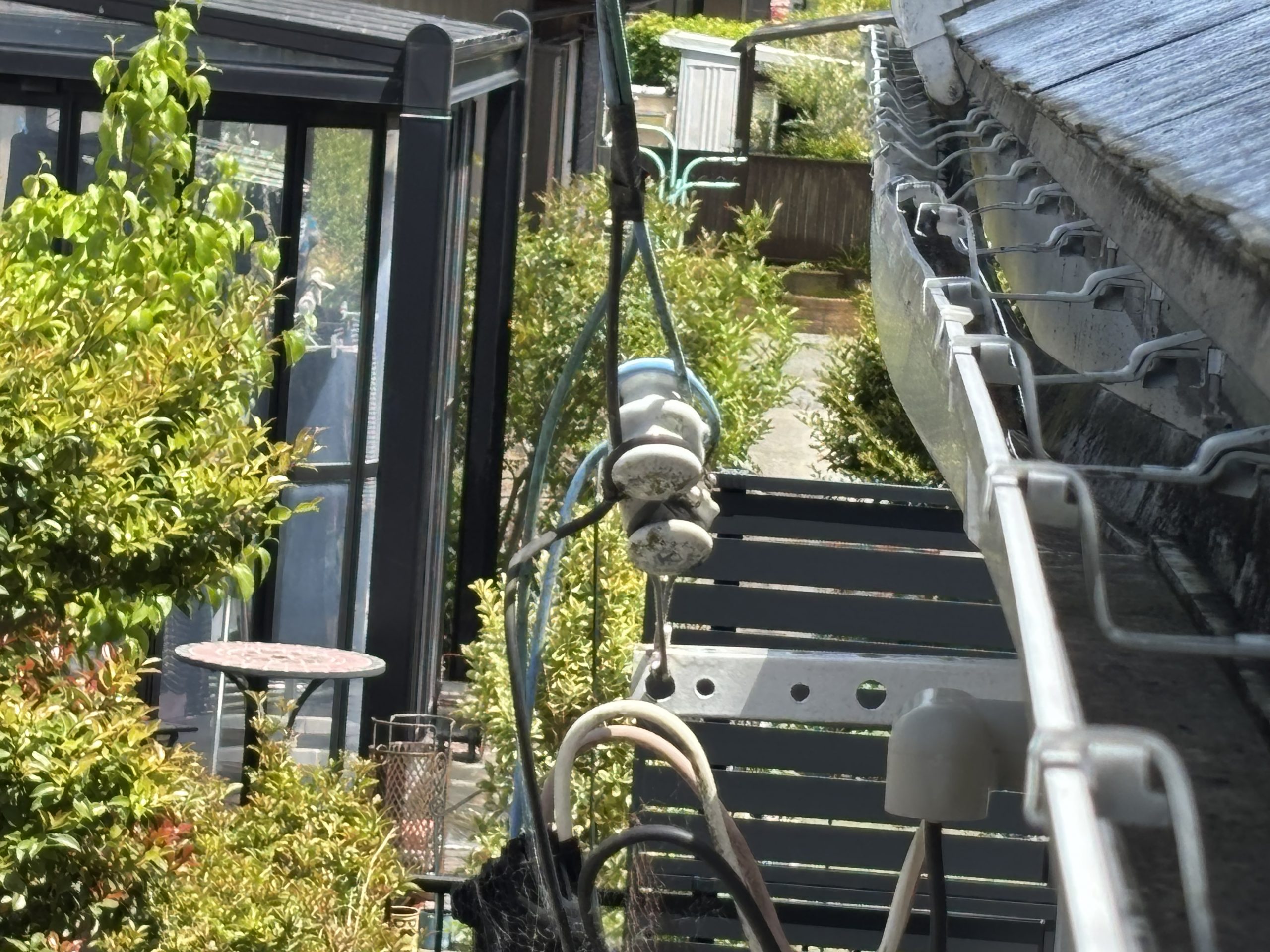 【施工前】たわんで雨水が溜まっている軒樋の様子小牧市
