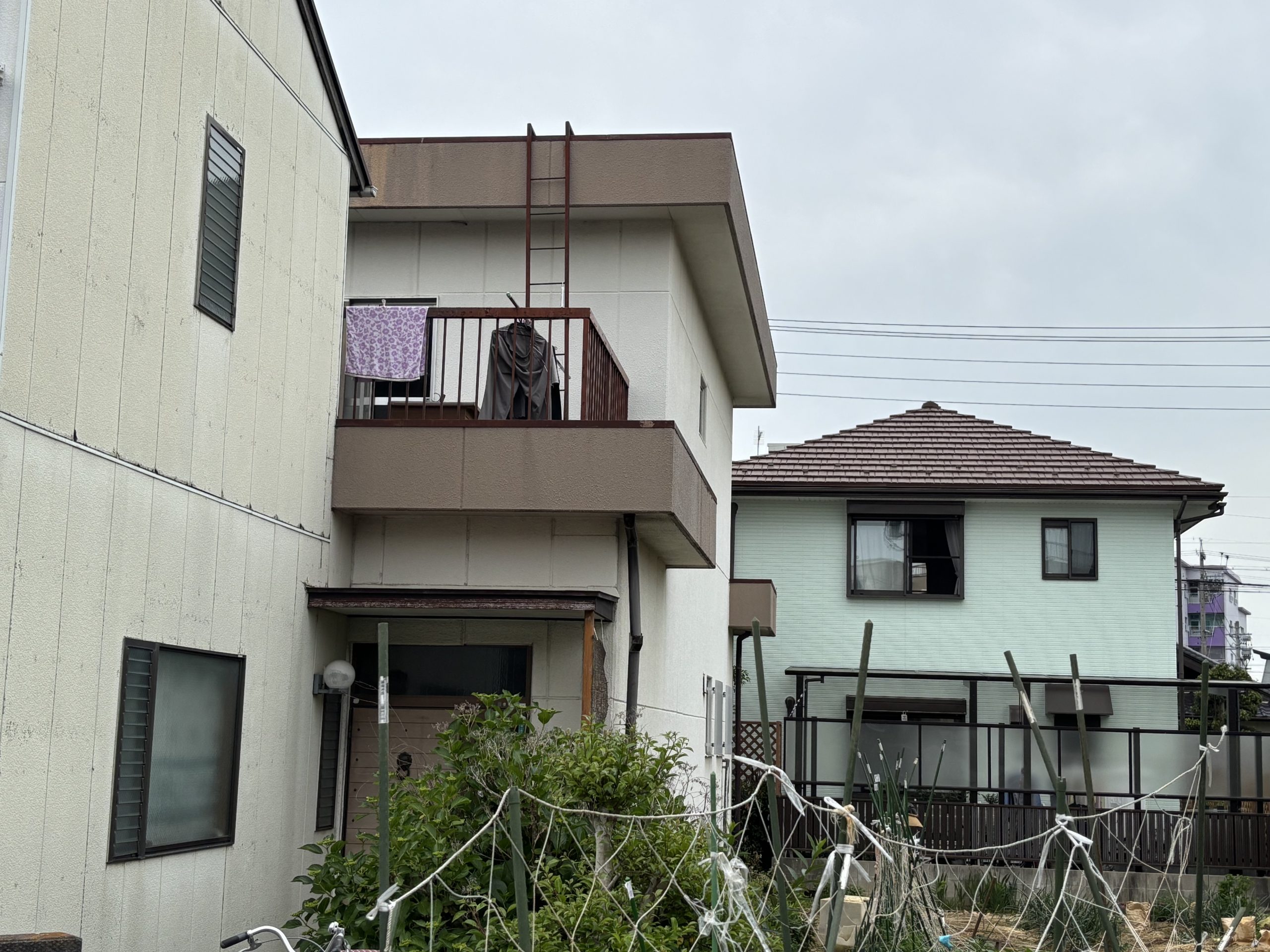 【春日井市】陸屋根で雨漏りが多数発生！防水シートの浮き・剥がれとドレン詰まりが原因でした