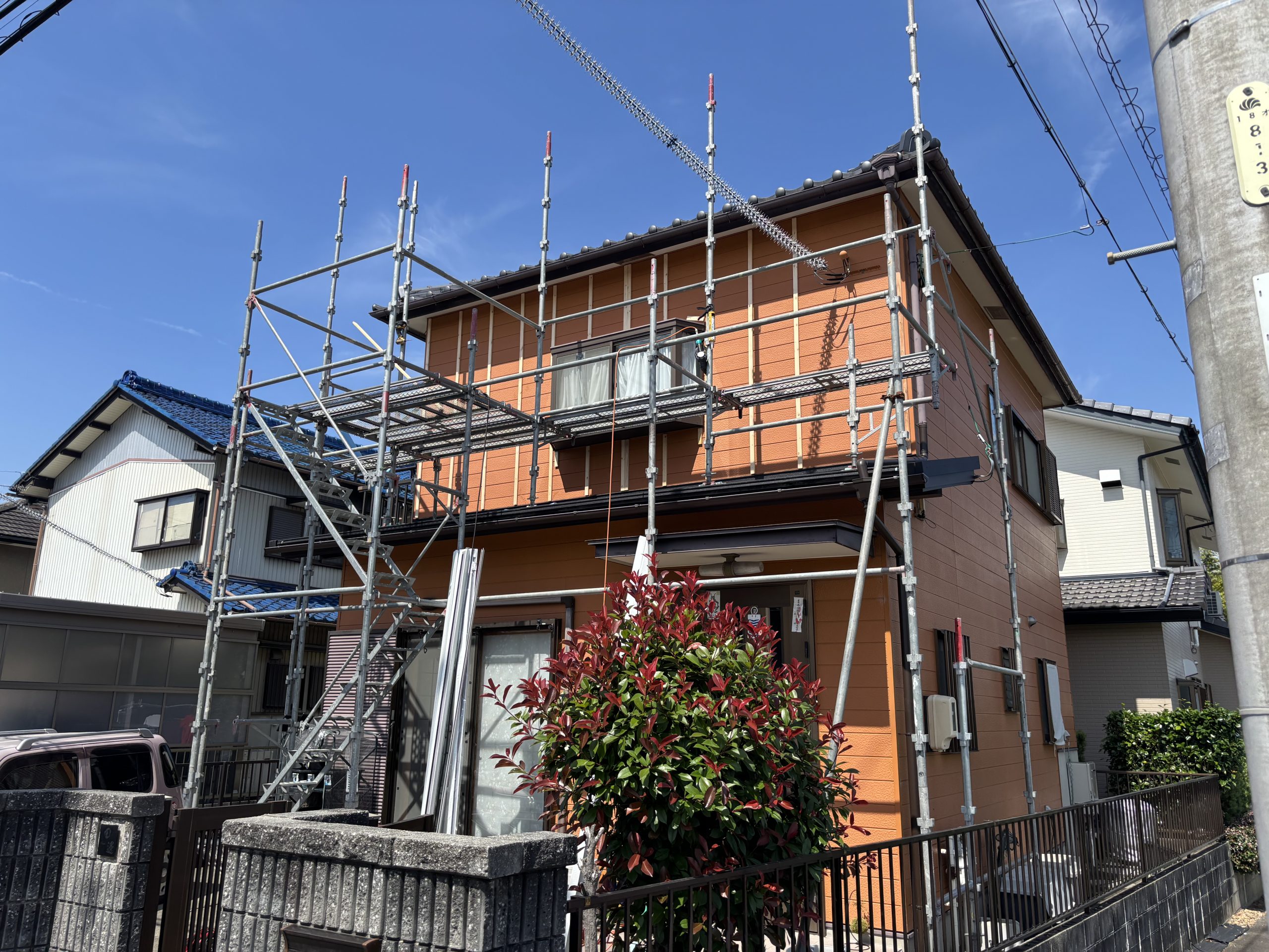 春日井市で外壁雨漏りに対応した金属サイディングカバー工法の施工中写真