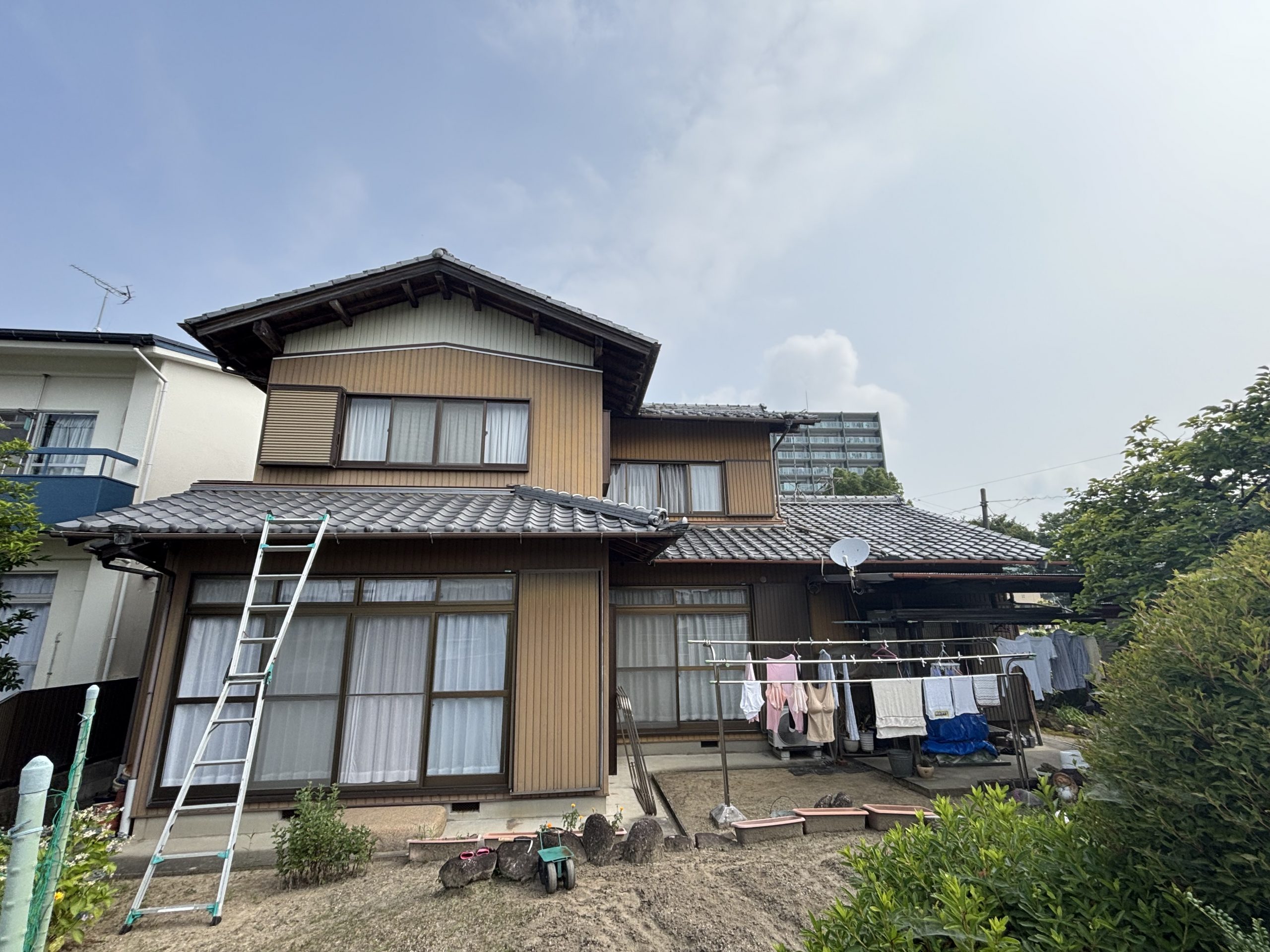 築40年のいぶし瓦屋根を「スーパートライ」で軽量・耐震化！太陽光パネル設置に向けた春日井市高蔵寺町での現地調査