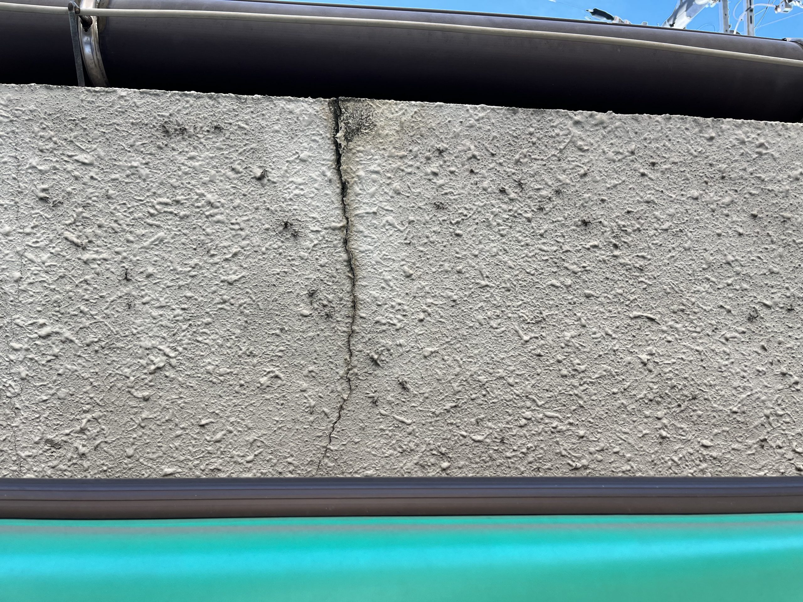 軒先 下側 ひび割れ