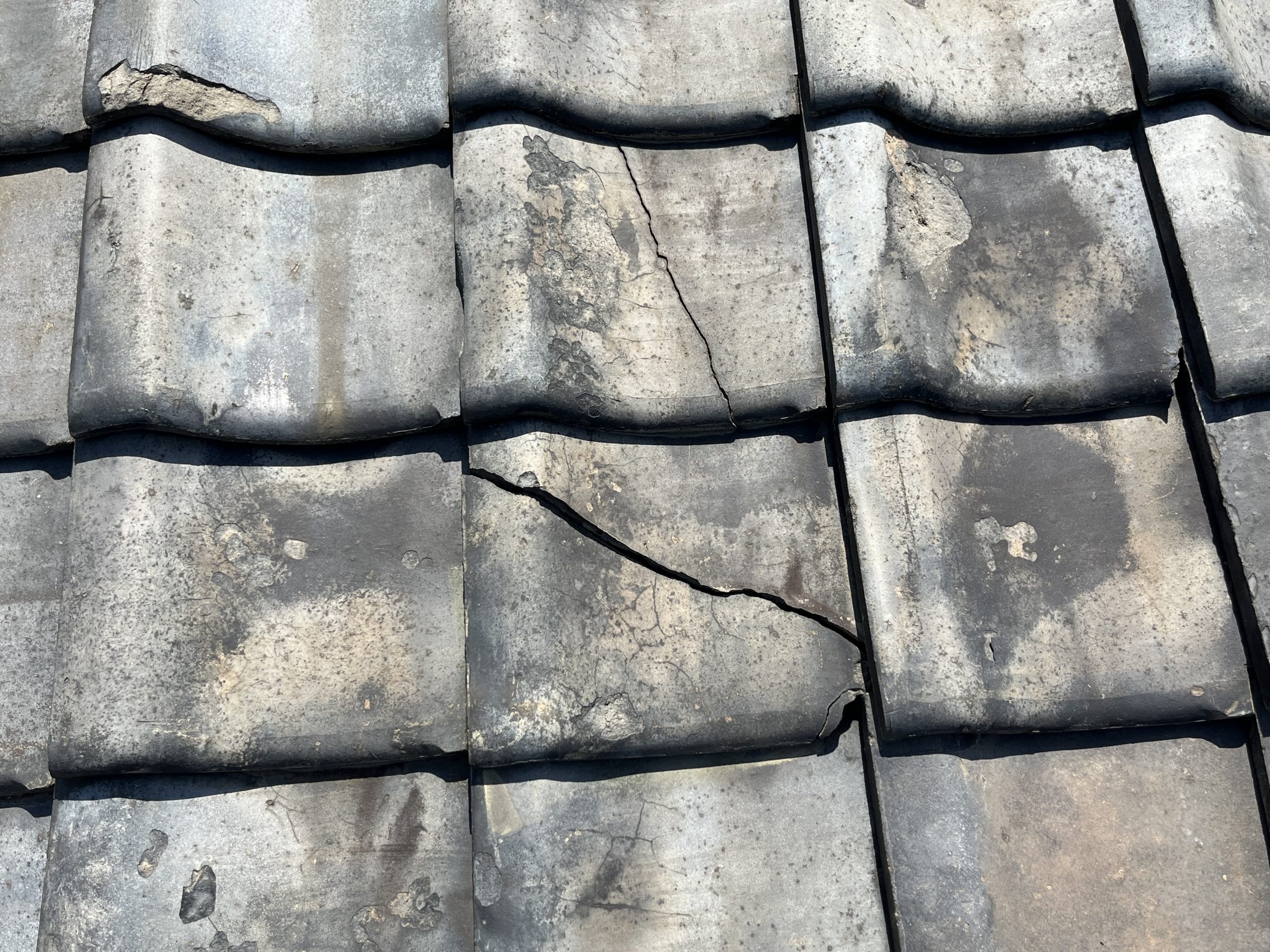 名古屋市守山区で屋根の瓦が割れて困ってるお客様へ｜瓦割れの原因と修理方法を徹底解説