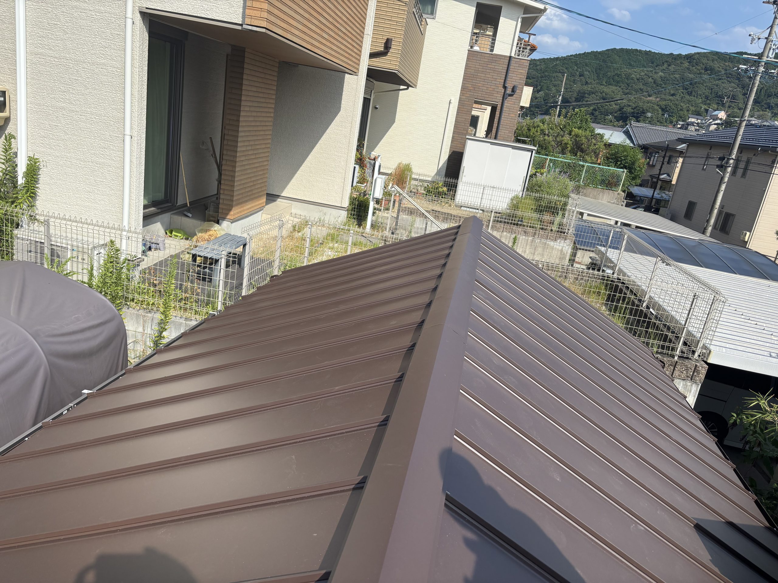立平葺き（ガルバリウム）で仕上げた屋根の全景。春日井市