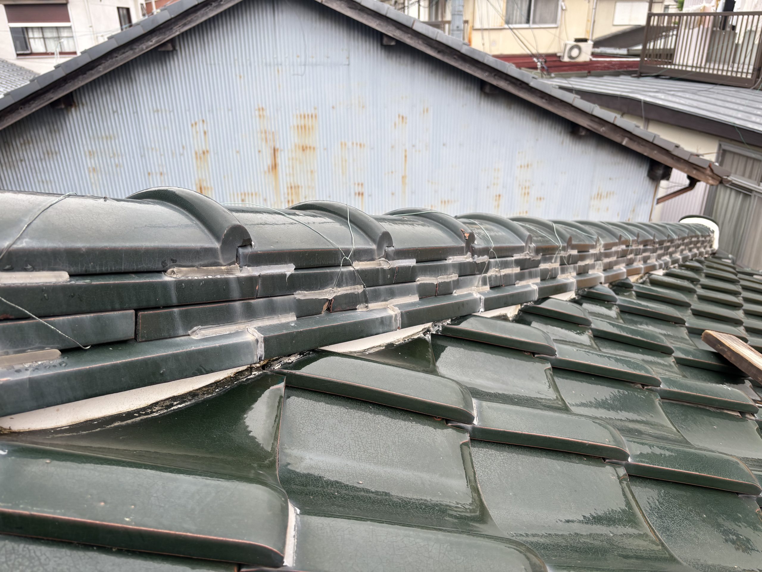「小牧市 築43年の木造住宅、棟瓦撤去前の屋根全景」