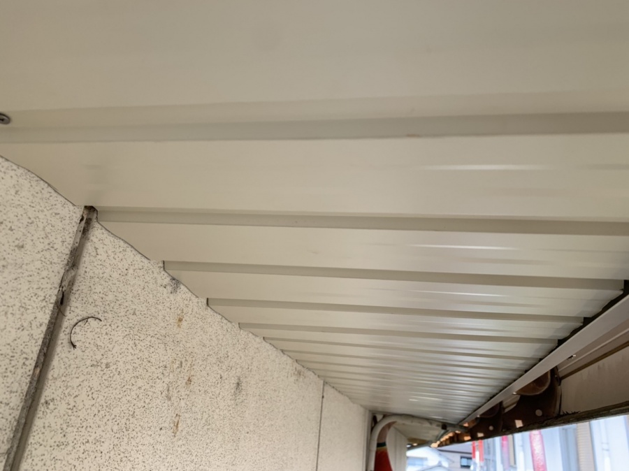 軒天の上張り（穴あき・サビ・鳥害）