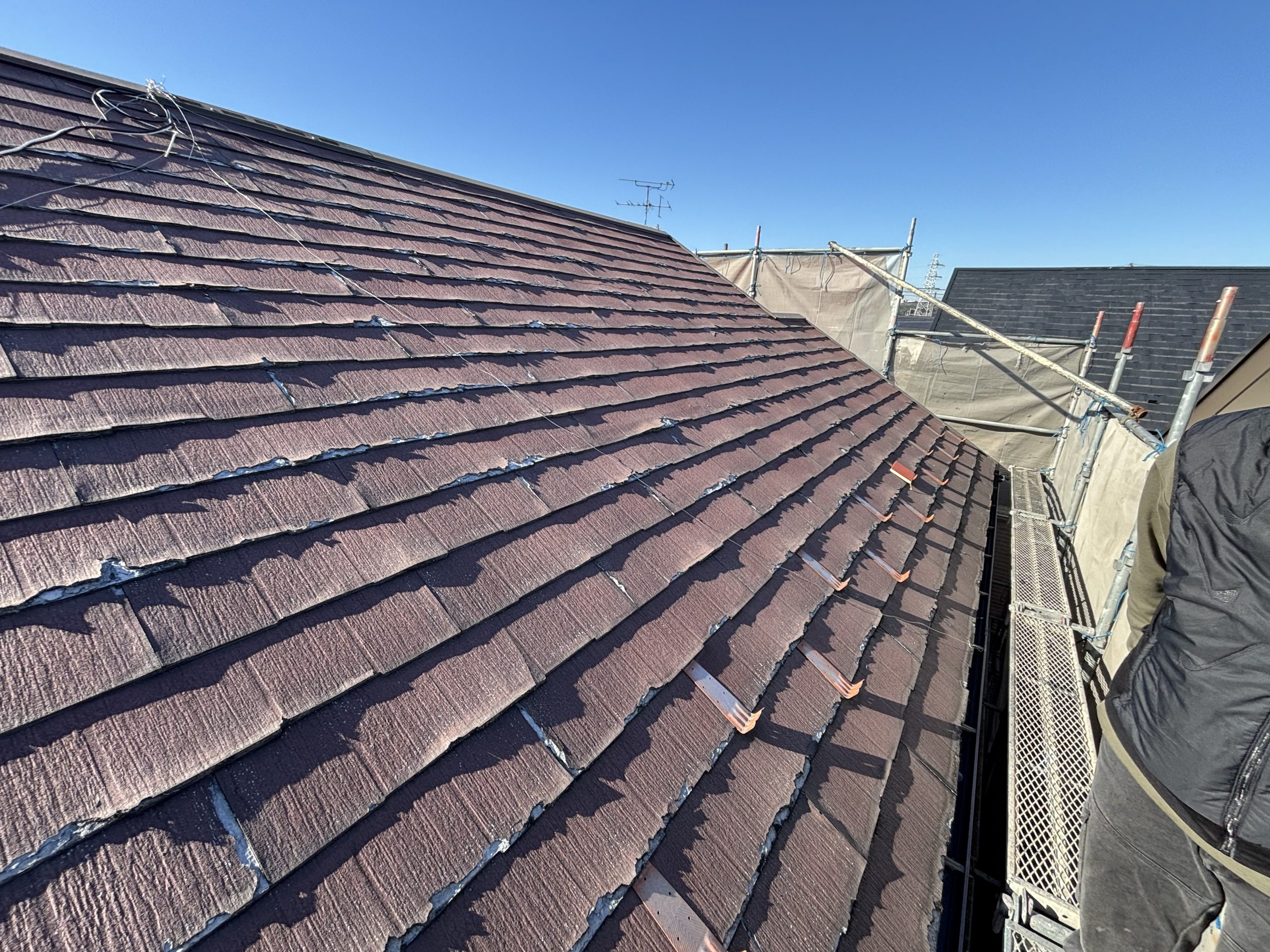 層間剥離が発生したパミール屋根の施工前写真春日井市