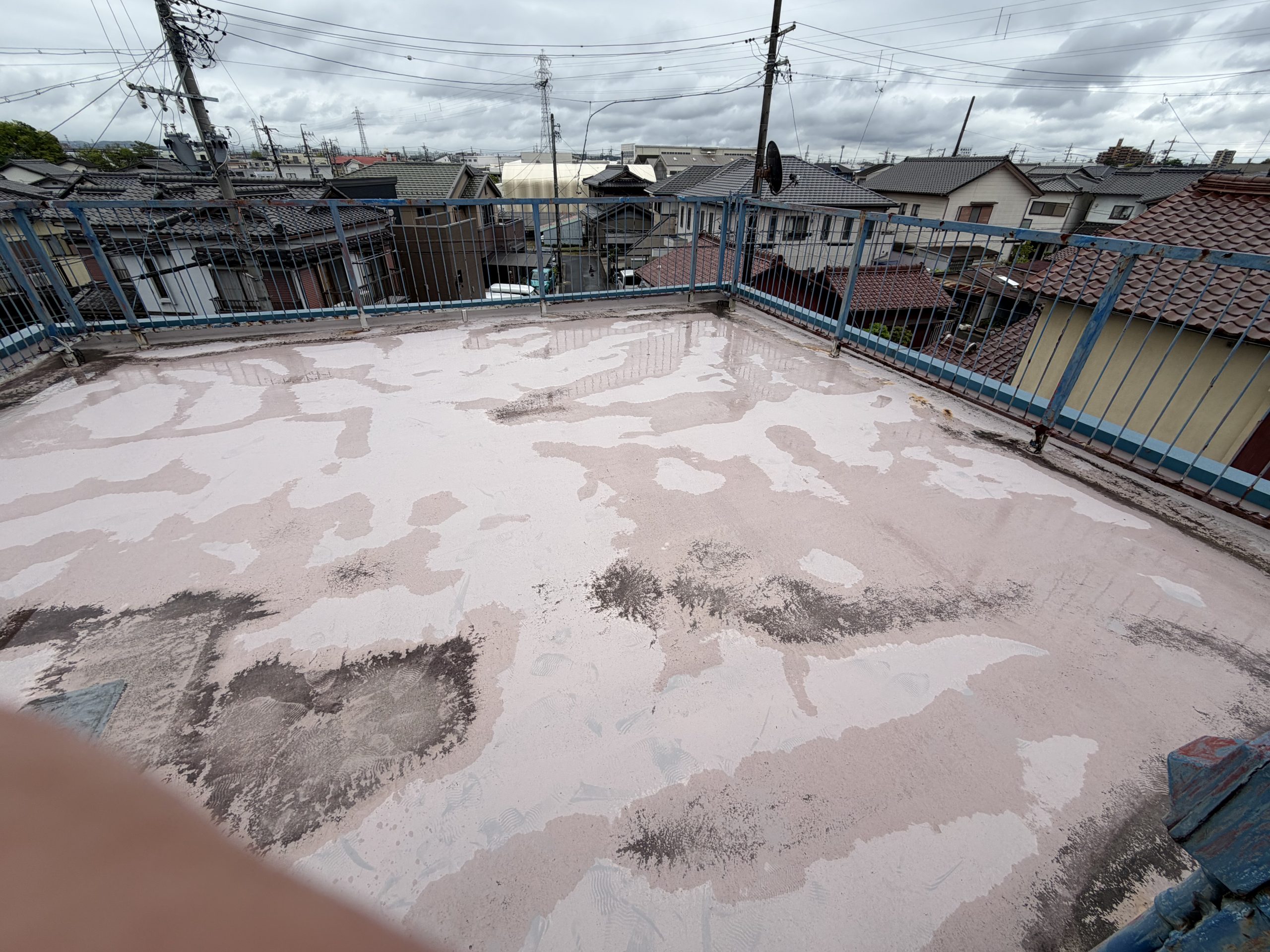 春日井市雨漏りした屋上