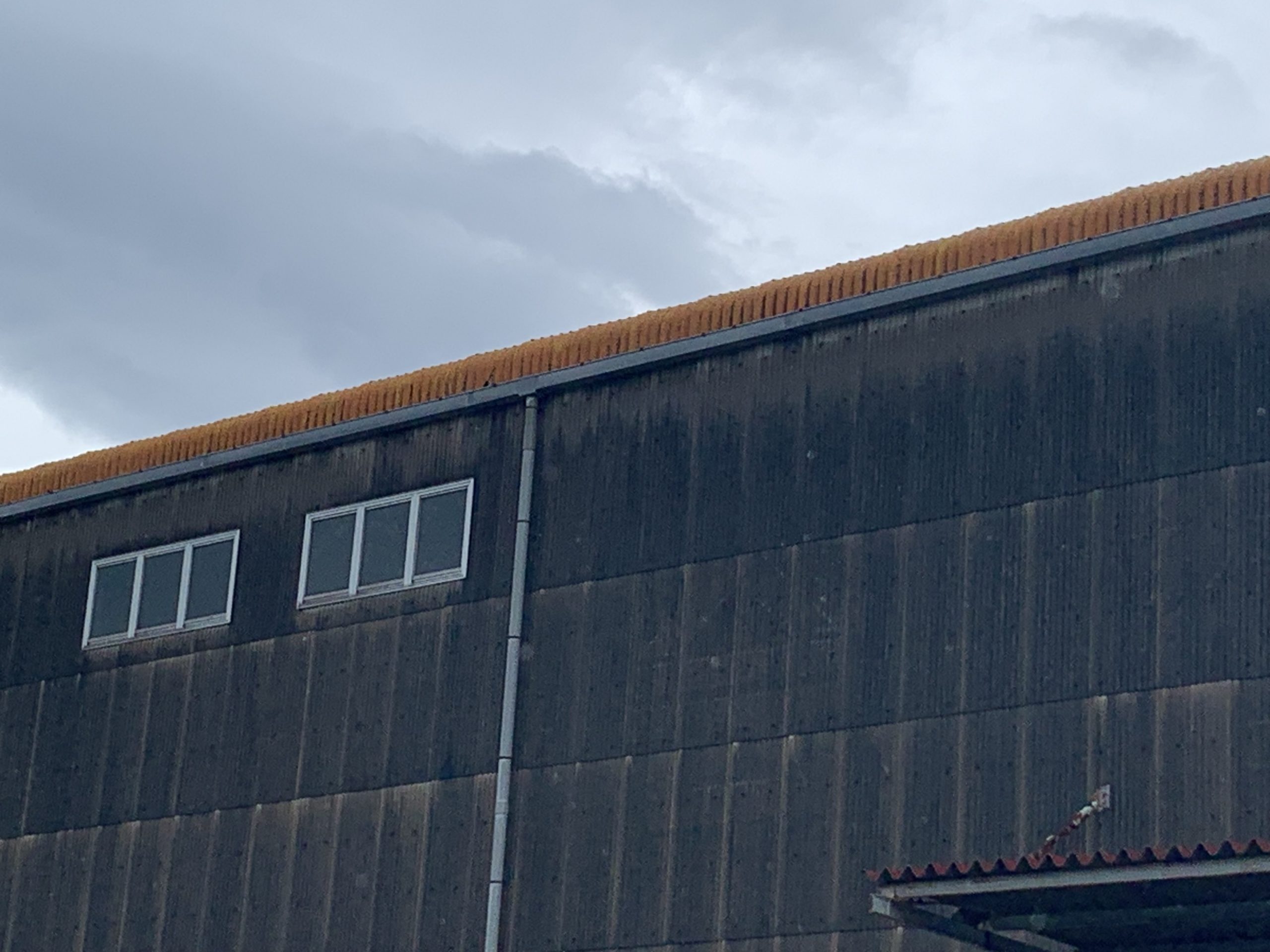 小牧市で大型倉庫のスレート屋根雨漏りにお困りの方へ 大波スレート屋根カバールーフ工法をご提案