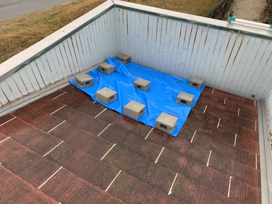 雨漏れ屋根の箇所にブルーシートで補修
