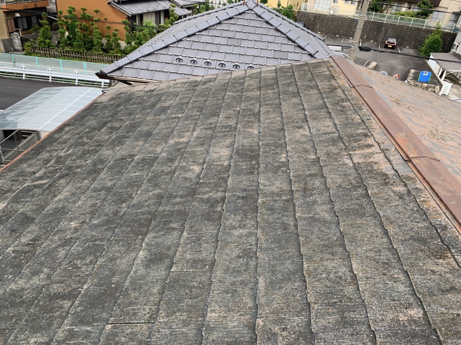 劣化の激しいカラーベスト棟板金から雨漏り