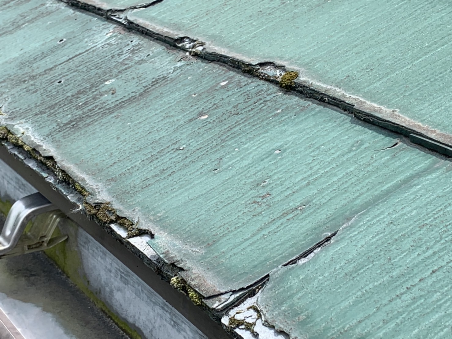 北名古屋市のパミール屋根現場（剥がれ拡大）