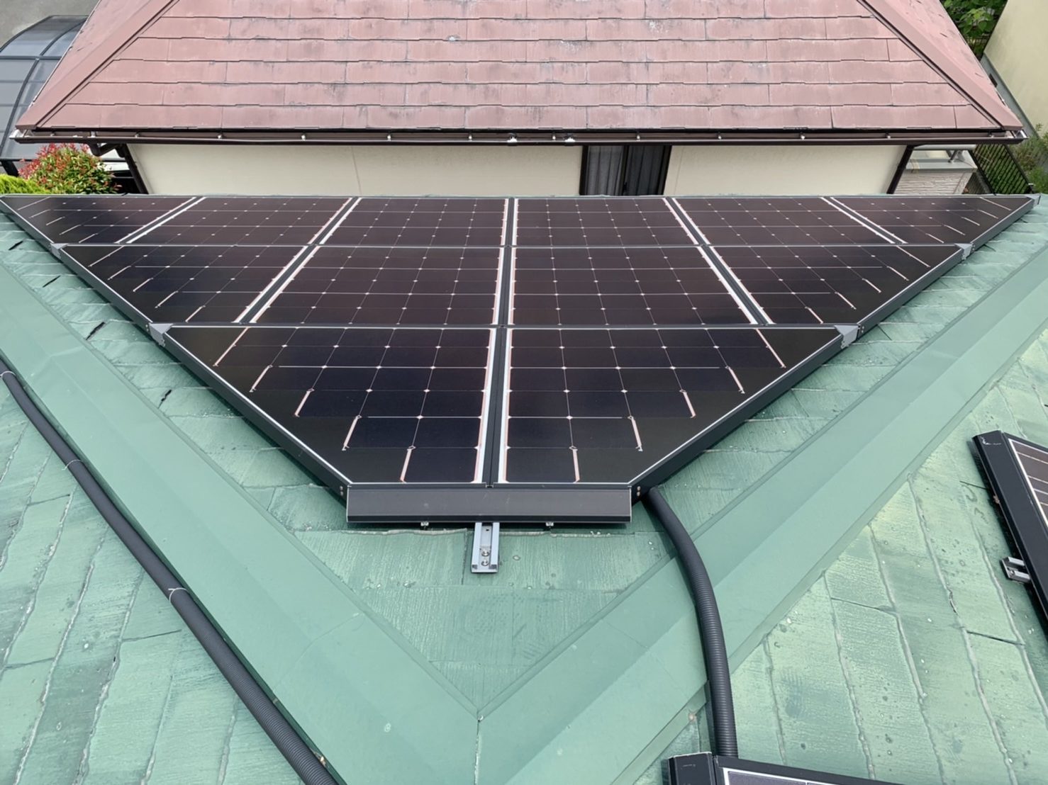 パミール屋根に太陽光パネルが載った写真