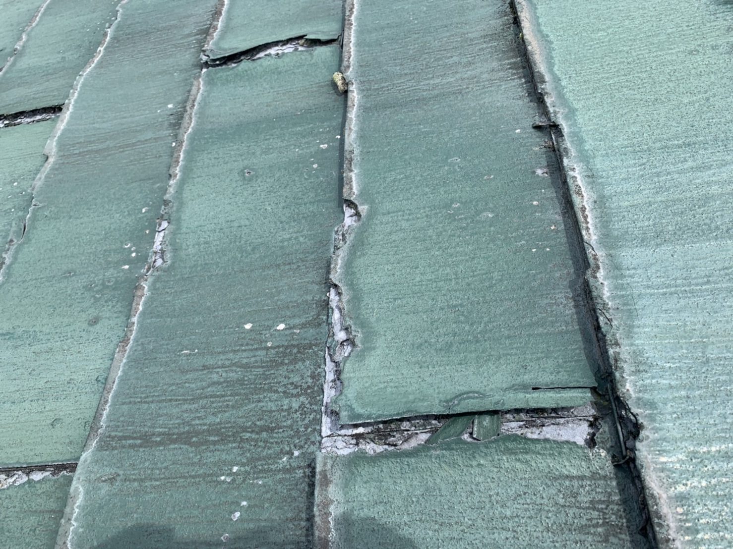 パミール屋根の層状剥離アップ